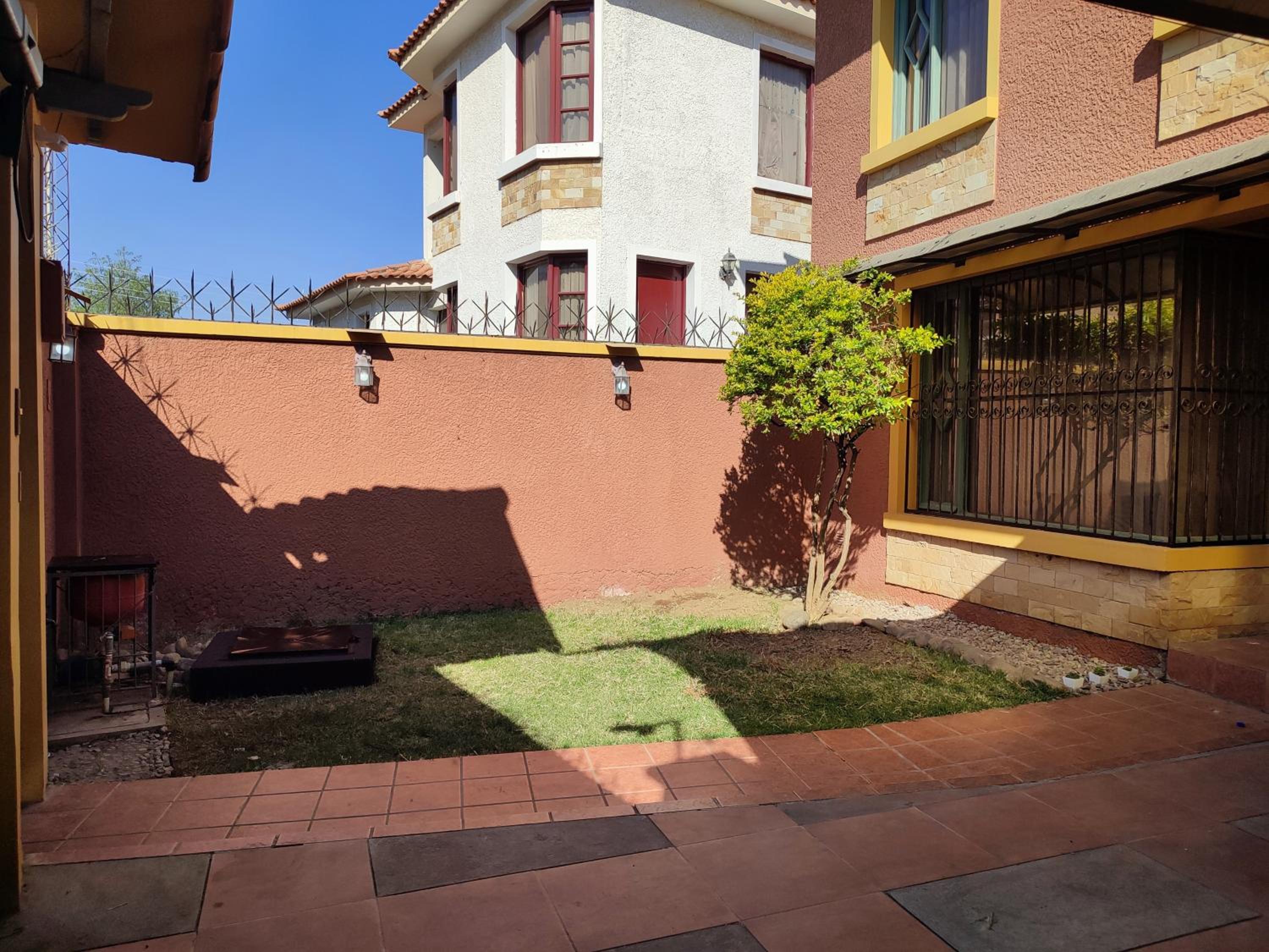 Hogar familiar con patio