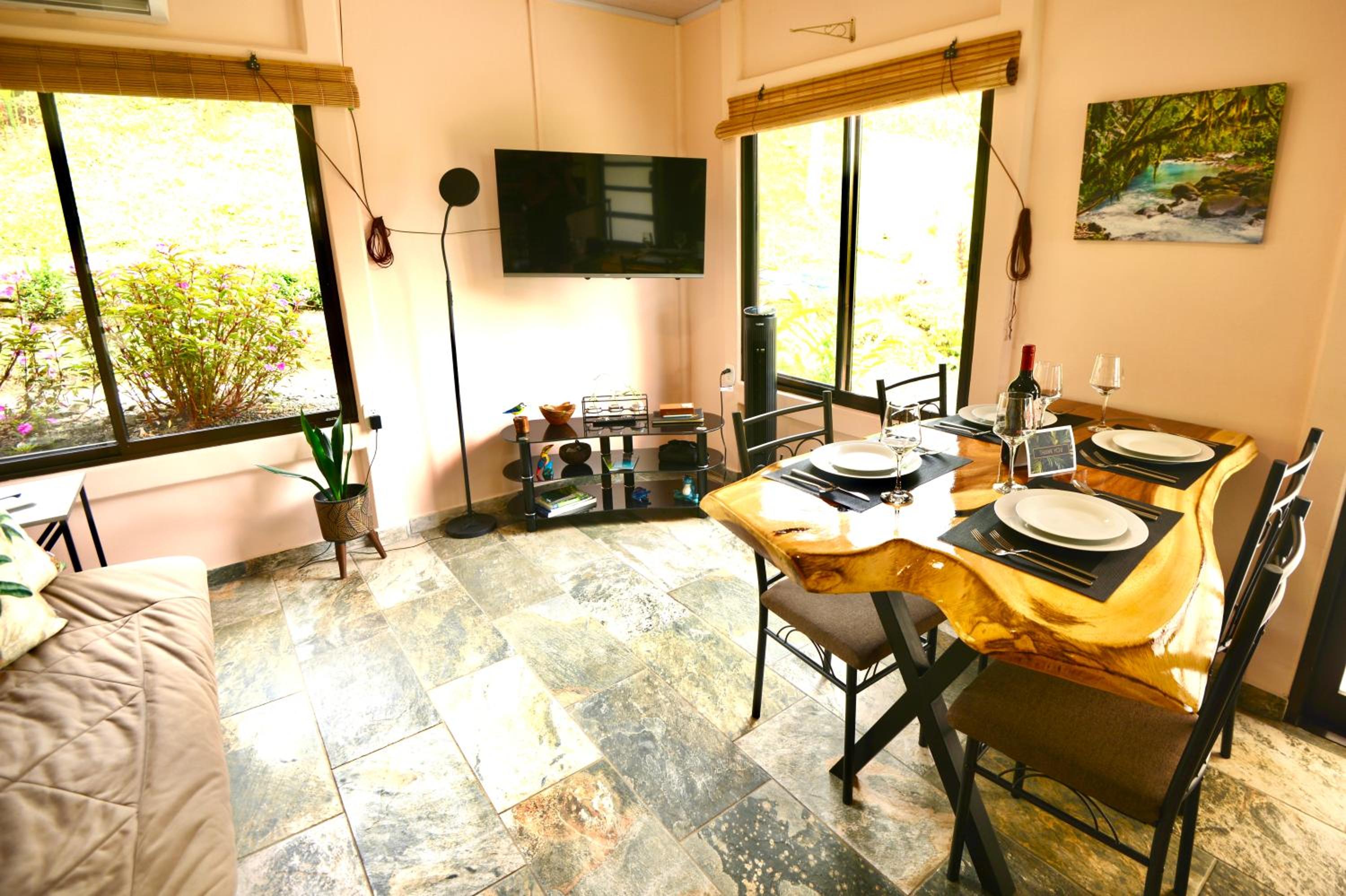 Casa Familia Rio Celeste