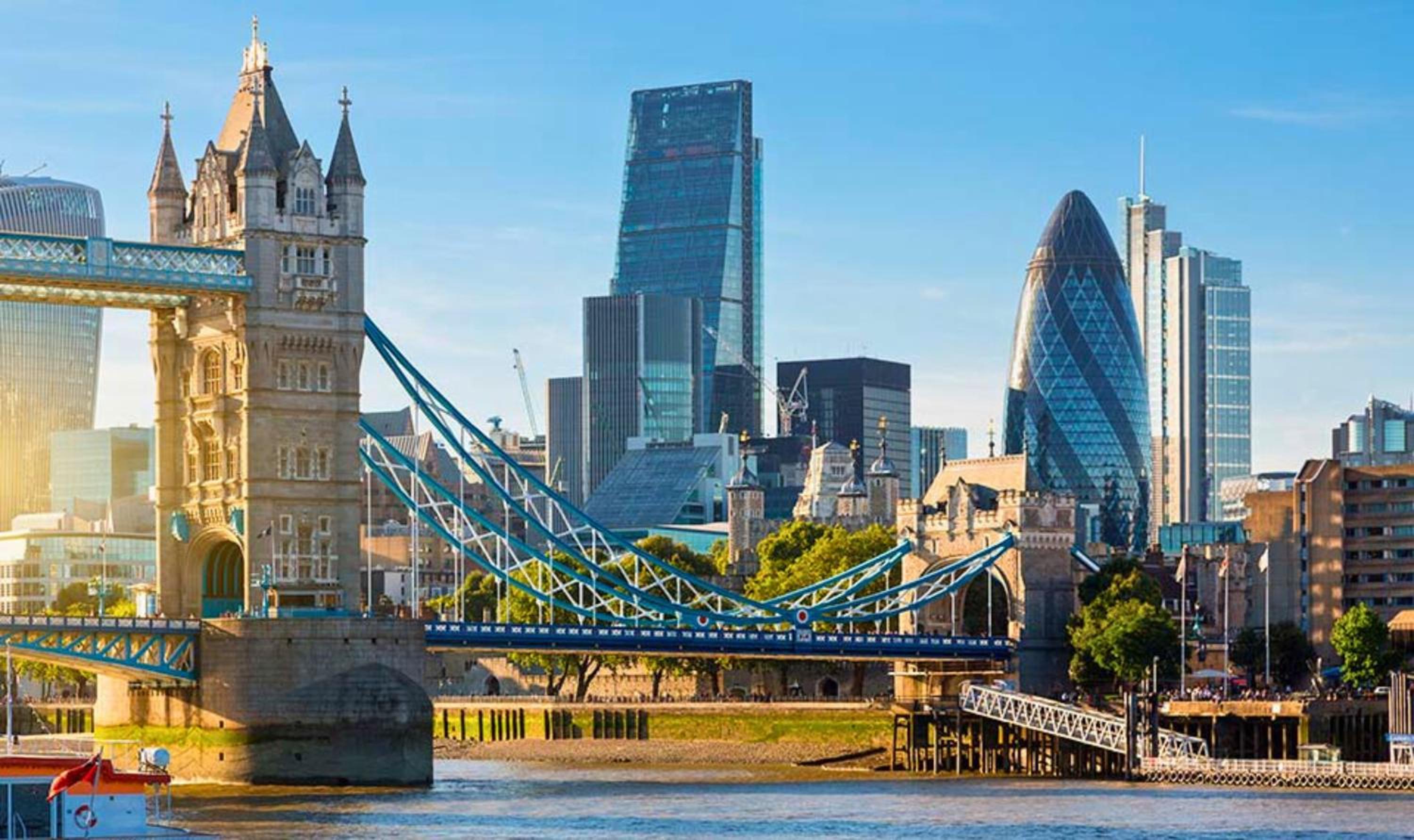 Tower Bridge with Balcony City Views with Rooftop terrace, 1GB Wifi perfect for business travel - LuxuryLondonStays