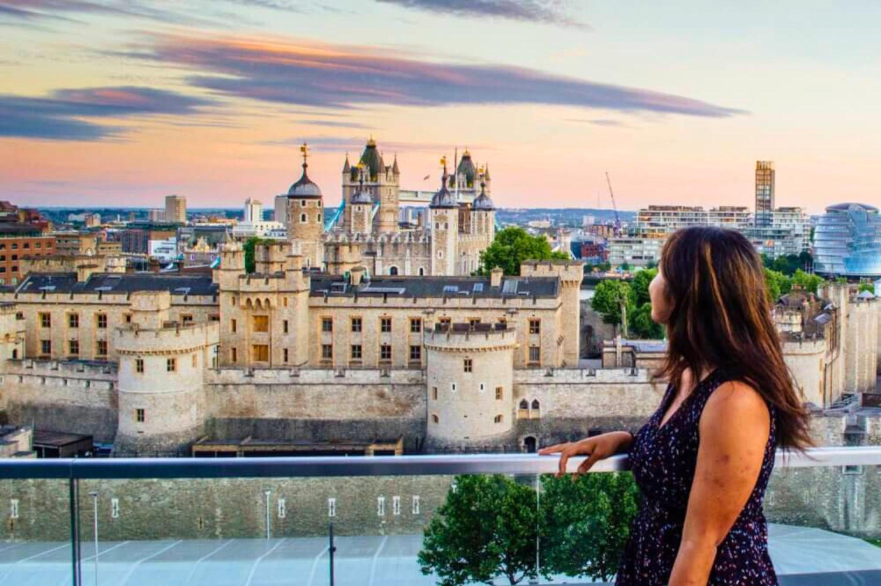 Tower Bridge with Balcony City Views with Rooftop terrace, 1GB Wifi perfect for business travel - LuxuryLondonStays