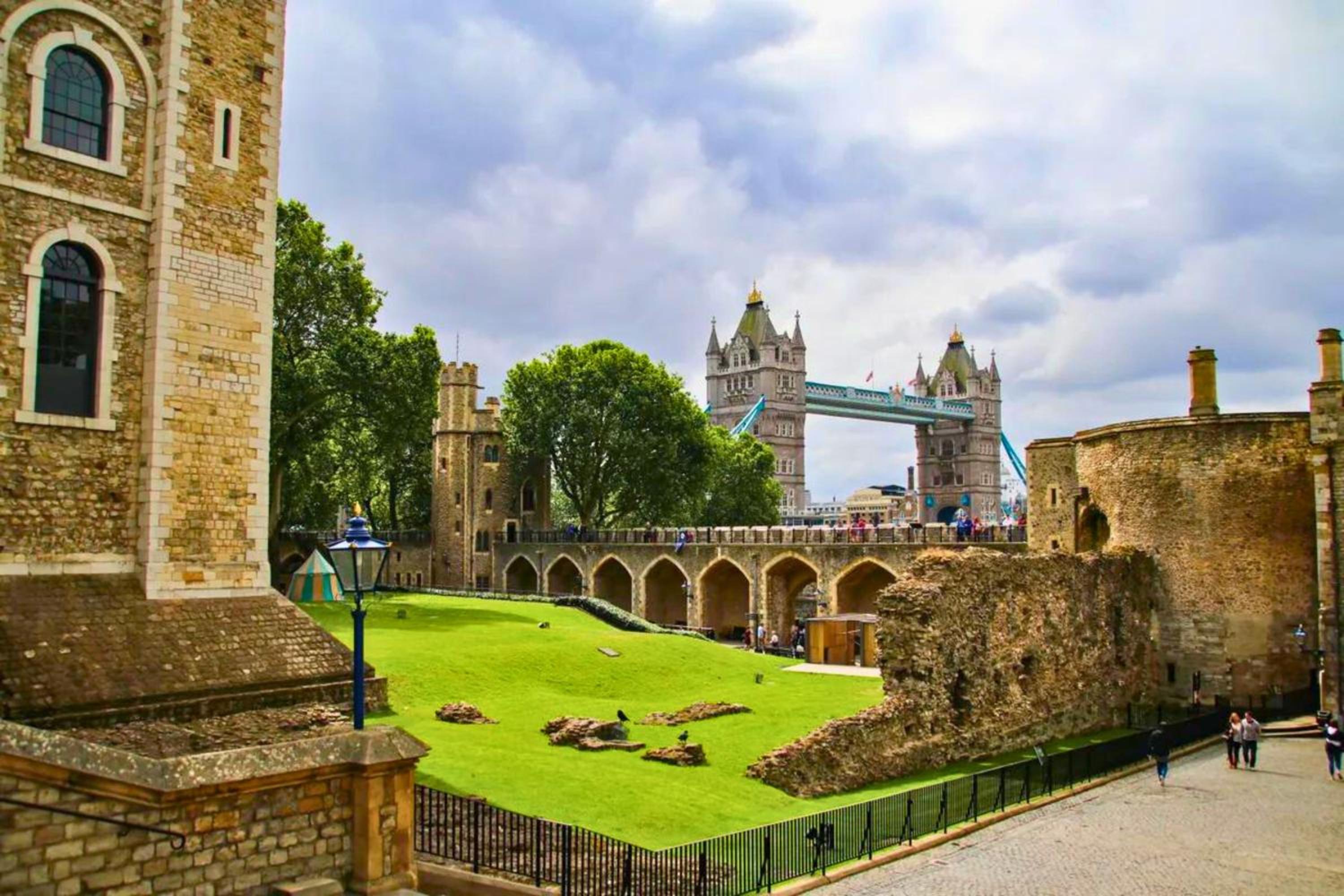 Tower Bridge with Balcony City Views with Rooftop terrace, 1GB Wifi perfect for business travel - LuxuryLondonStays