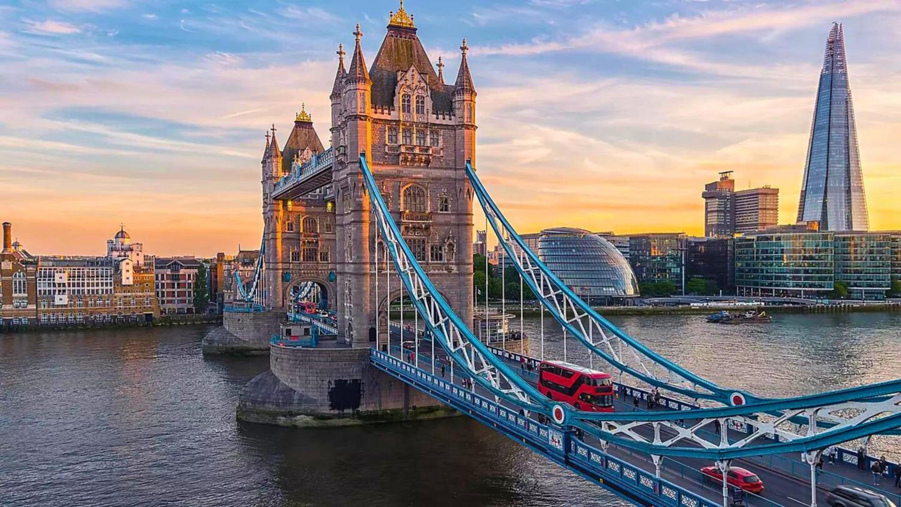 Tower Bridge with Balcony City Views with Rooftop terrace, 1GB Wifi perfect for business travel - LuxuryLondonStays