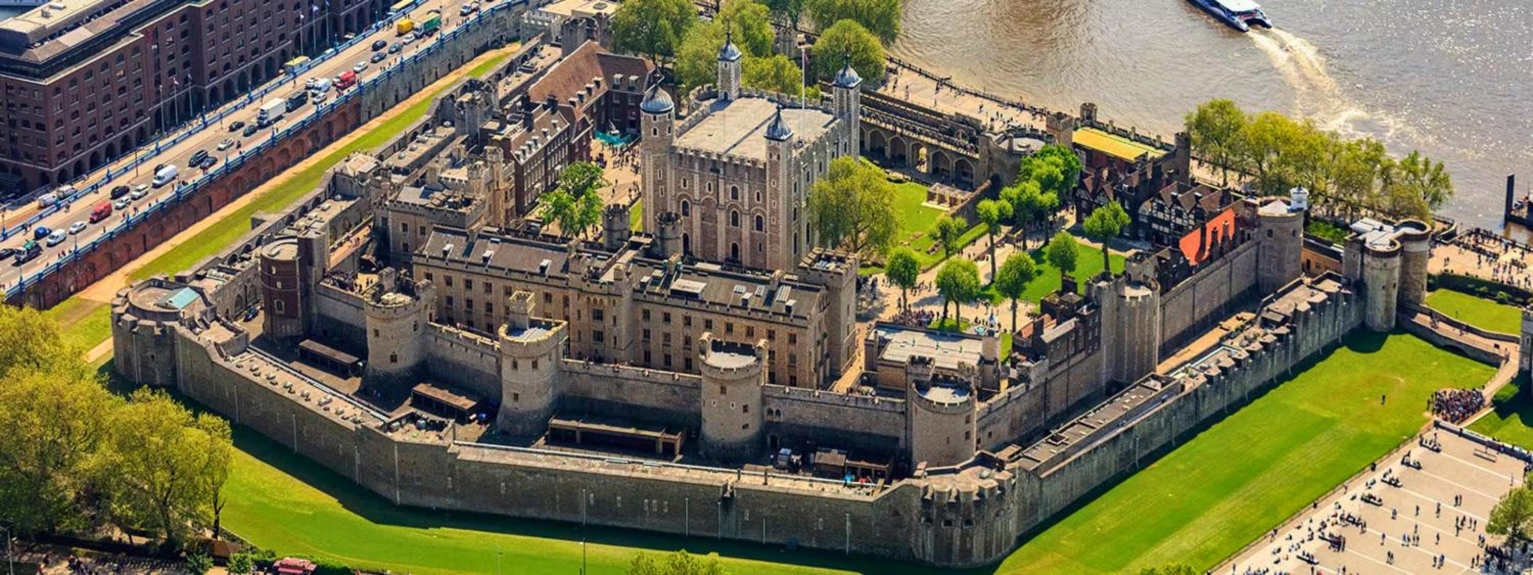 Tower Bridge with Balcony City Views with Rooftop terrace, 1GB Wifi perfect for business travel - LuxuryLondonStays