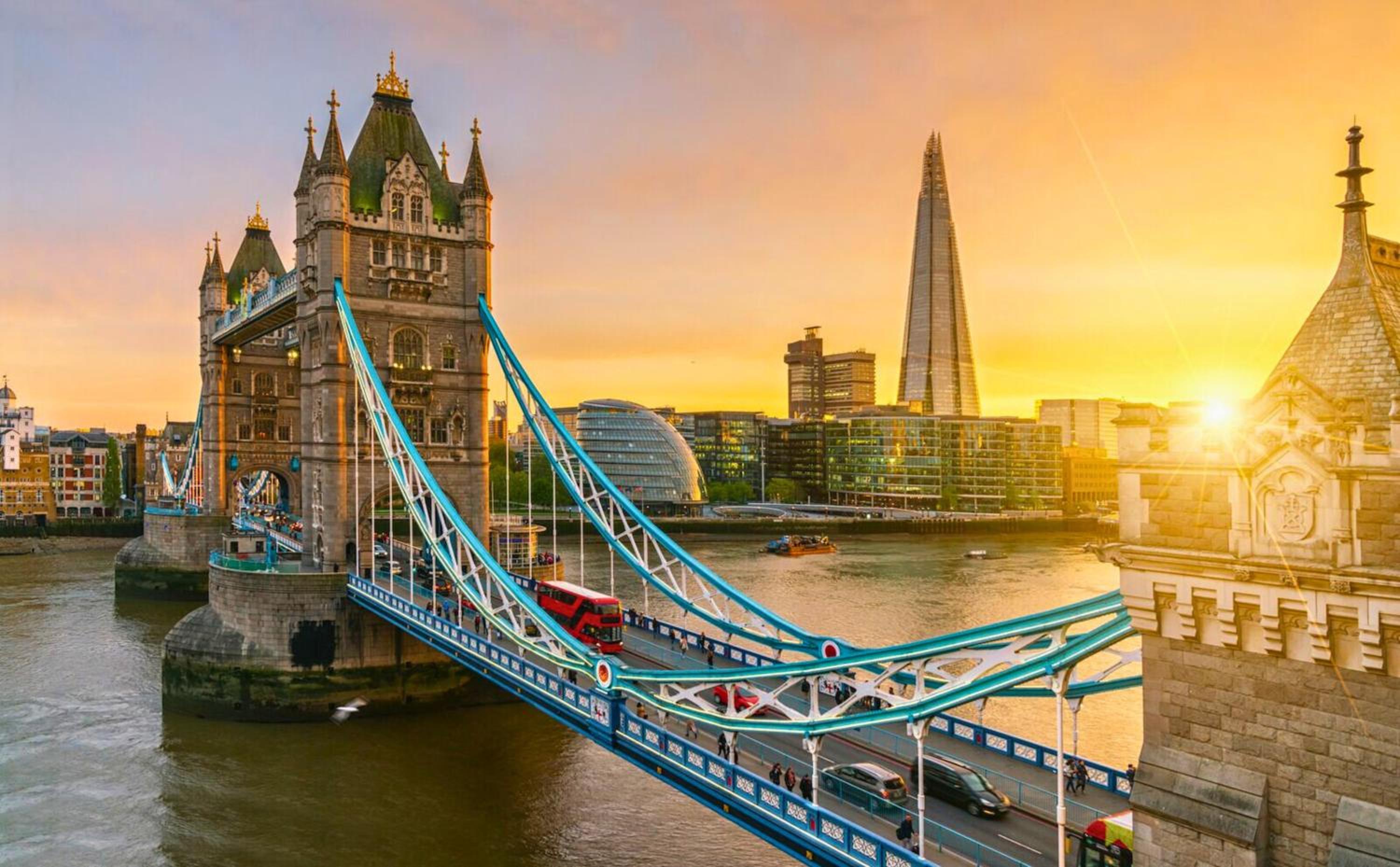Tower Bridge with Balcony City Views with Rooftop terrace, 1GB Wifi perfect for business travel - LuxuryLondonStays