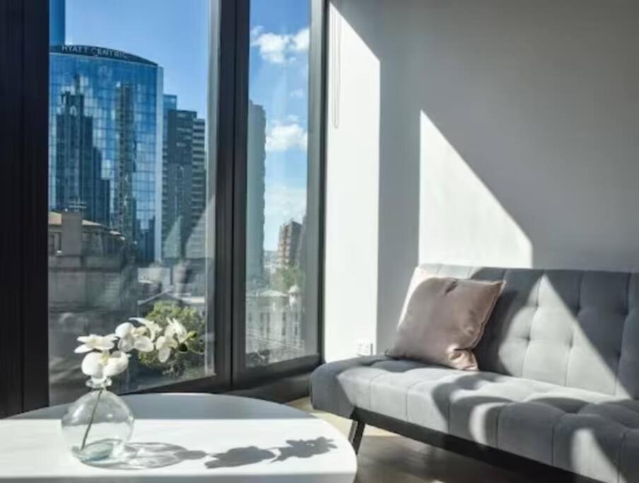 74D 2 Bedroom Apt near Yara river city view with Free Parking