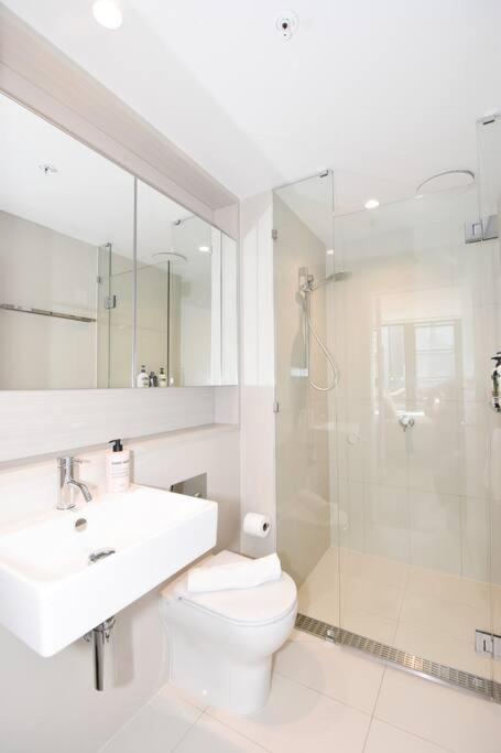 74D 2 Bedroom Apt near Yara river city view with Free Parking