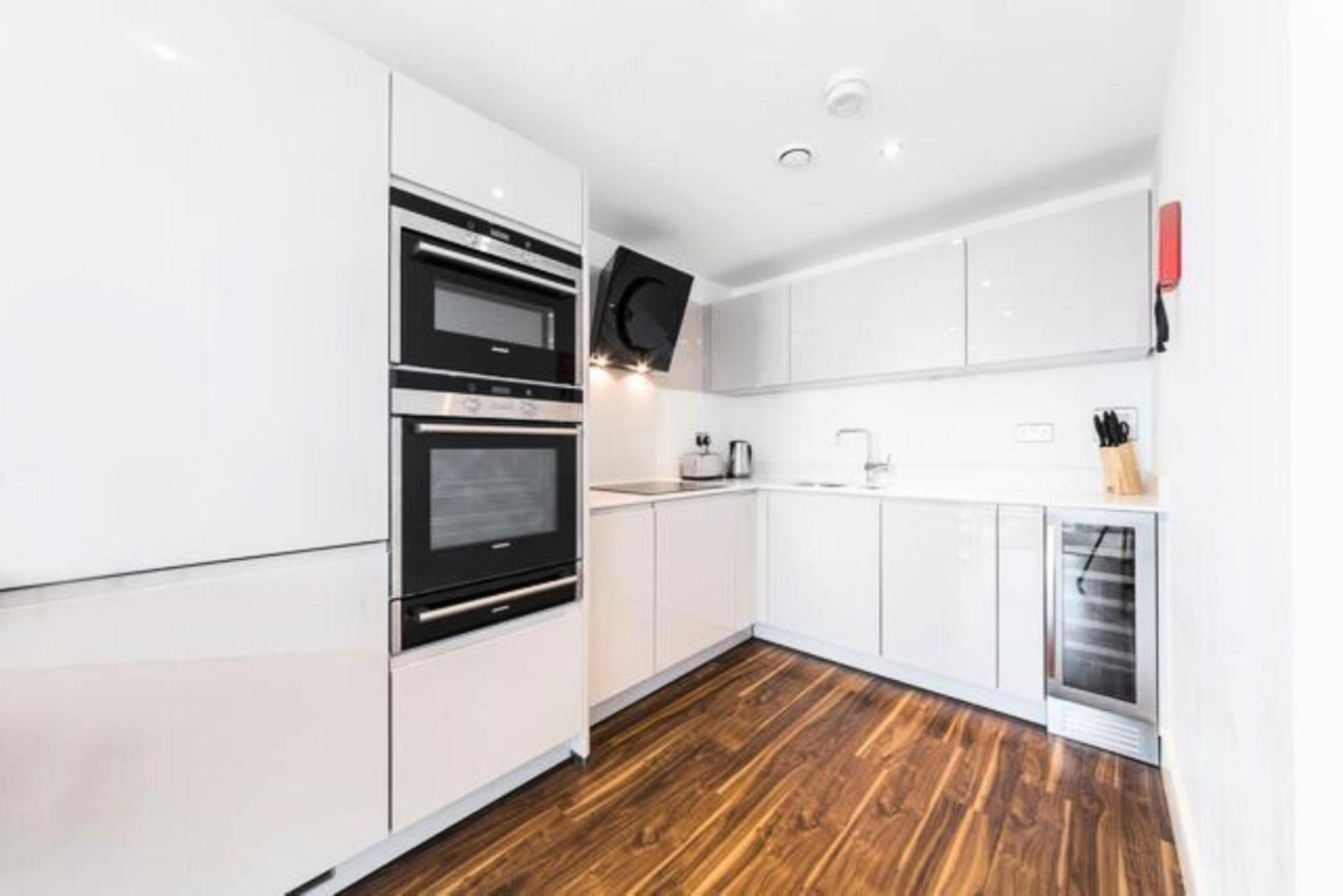 Tower Bridge with Balcony City Views with Rooftop terrace, 1GB Wifi perfect for business travel - LuxuryLondonStays