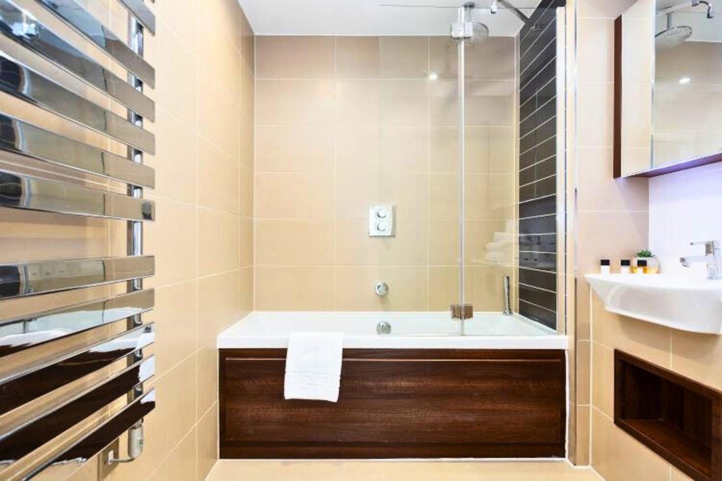 Tower Bridge with Balcony City Views with Rooftop terrace, 1GB Wifi perfect for business travel - LuxuryLondonStays