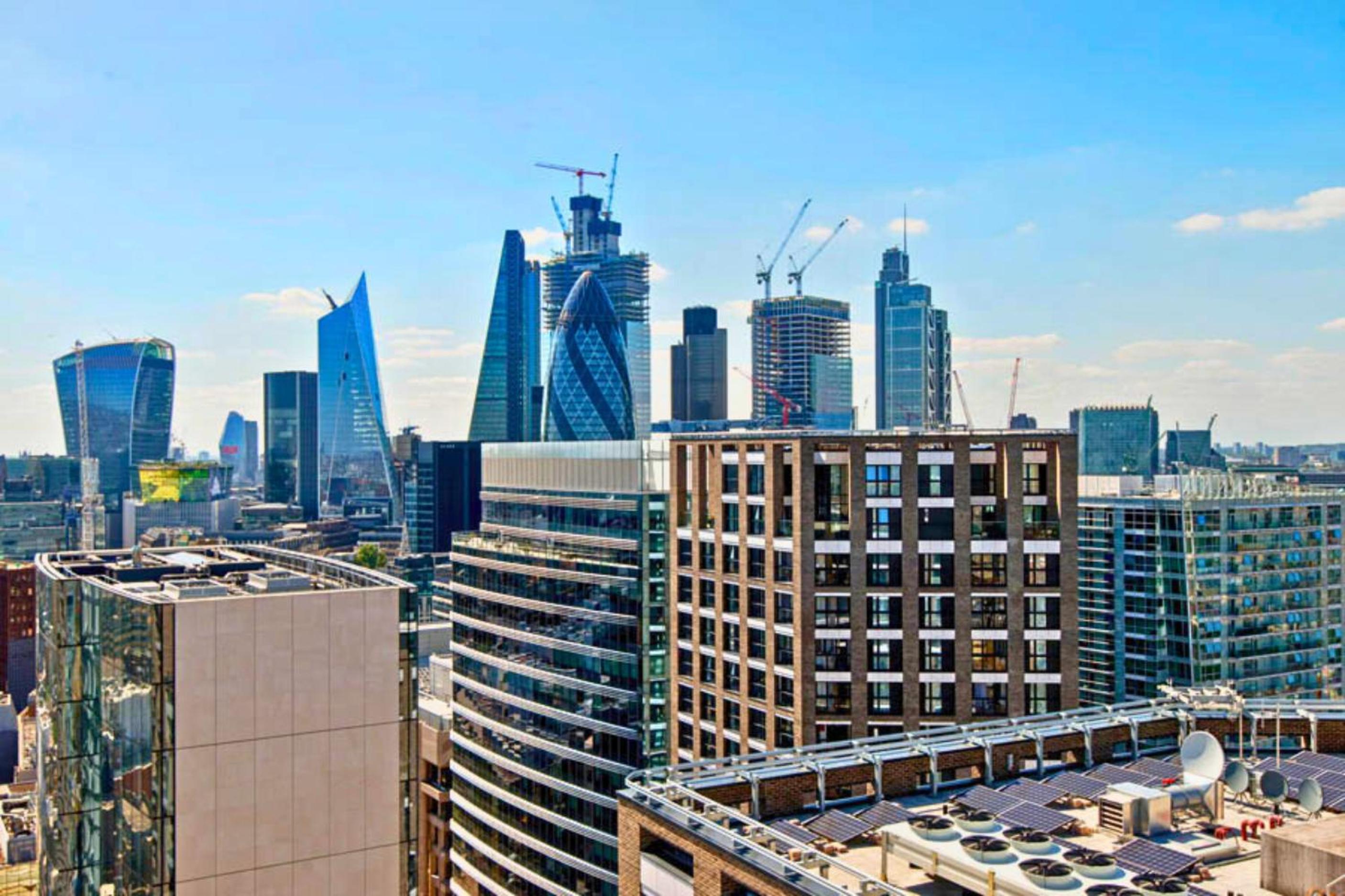 Tower Bridge with Balcony City Views with Rooftop terrace, 1GB Wifi perfect for business travel - LuxuryLondonStays