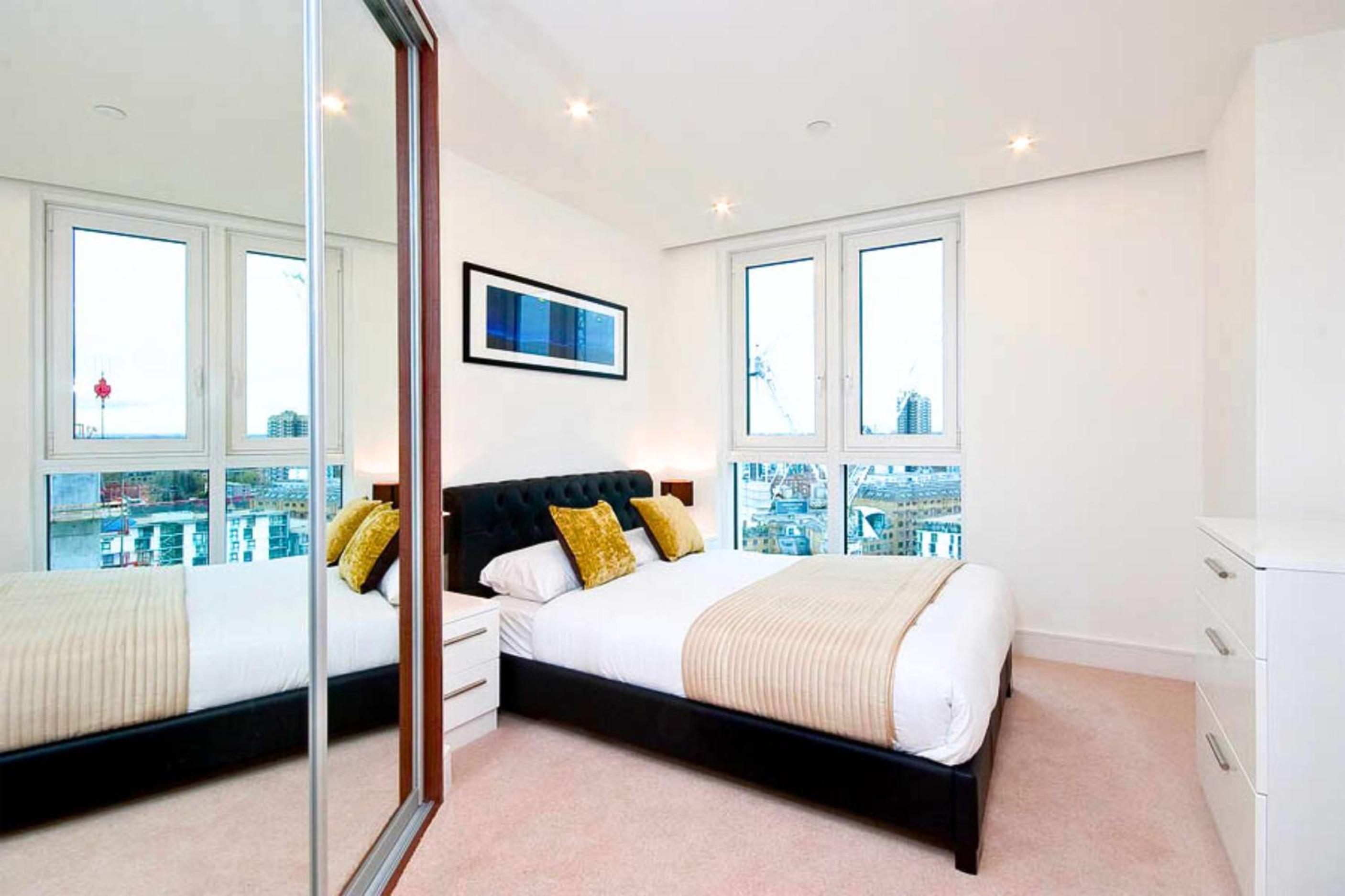 Tower Bridge with Balcony City Views with Rooftop terrace, 1GB Wifi perfect for business travel - LuxuryLondonStays
