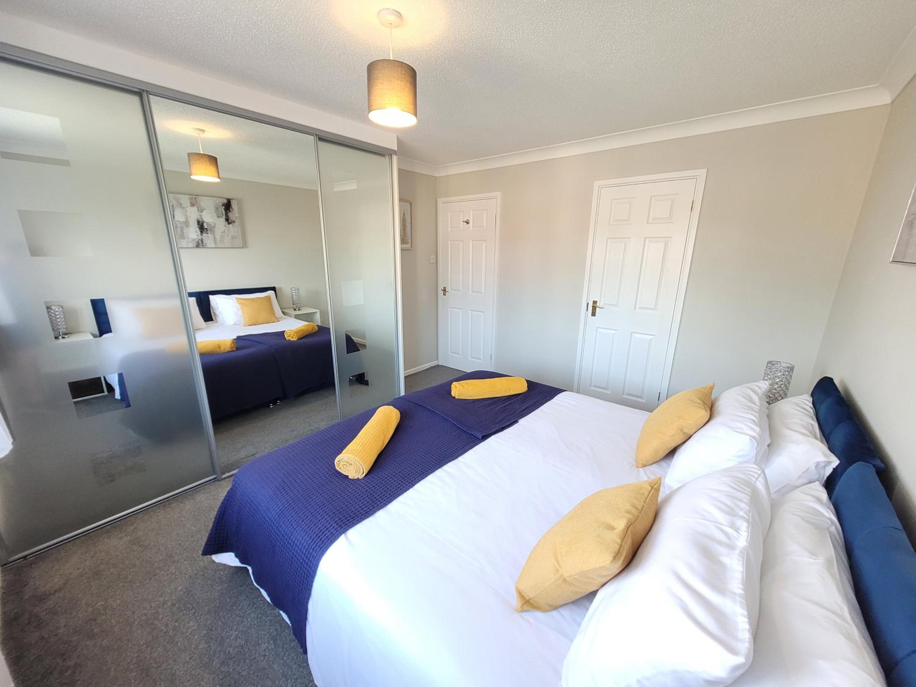 Lexden Contractor Base- Modern 4 bed with Parking, WiFi & Quick Access to Sites- Catchpole Stays view 2