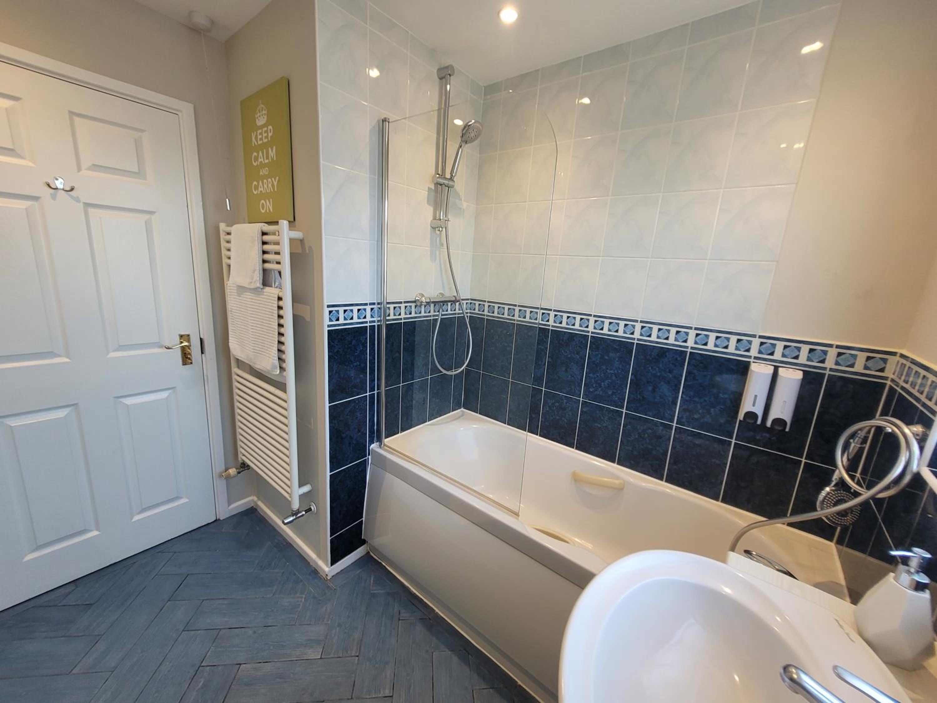Lexden Contractor Base- Modern 4 bed with Parking, WiFi & Quick Access to Sites- Catchpole Stays view 3