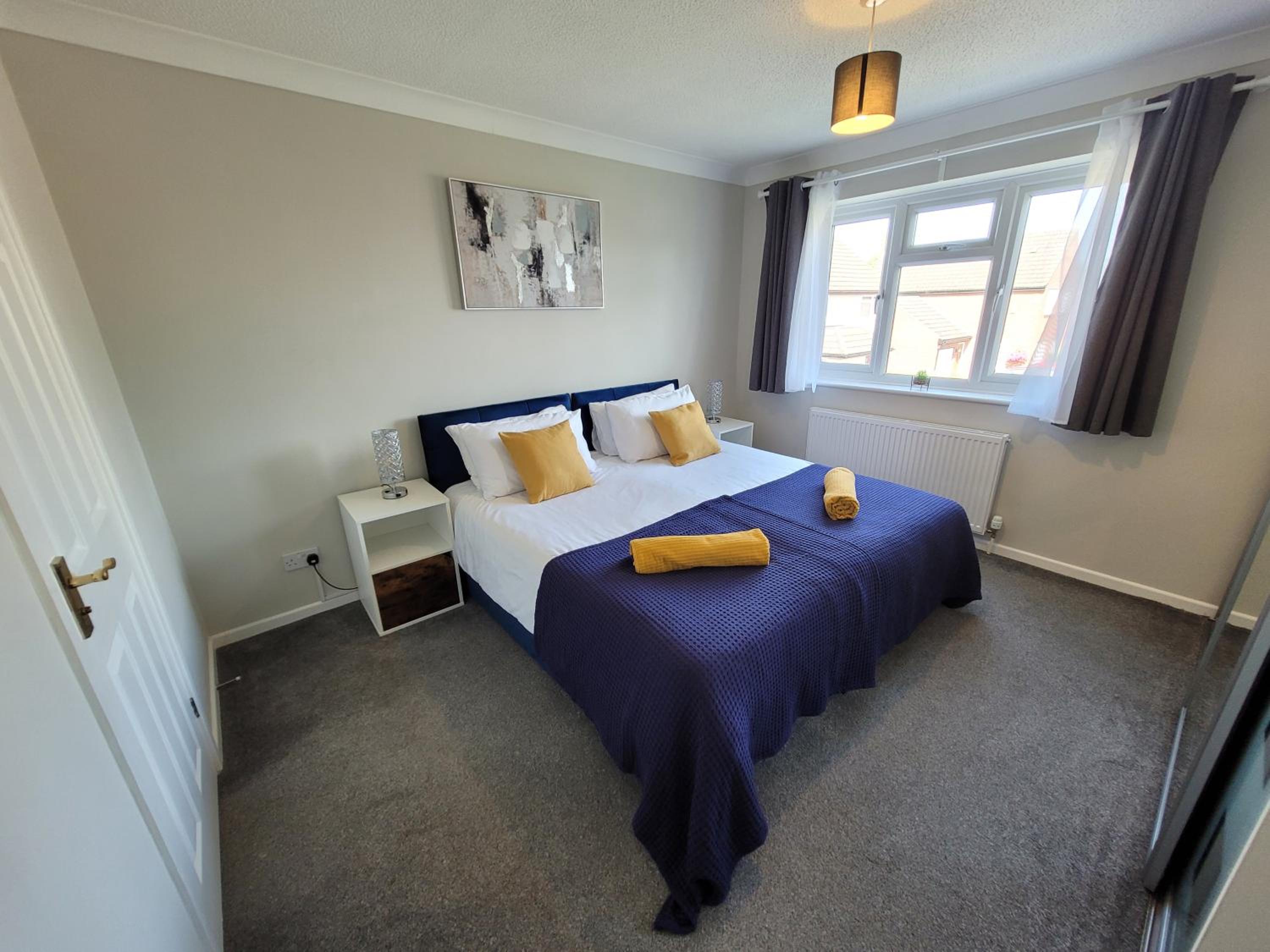 Lexden Contractor Base- Modern 4 bed with Parking, WiFi & Quick Access to Sites- Catchpole Stays view 5