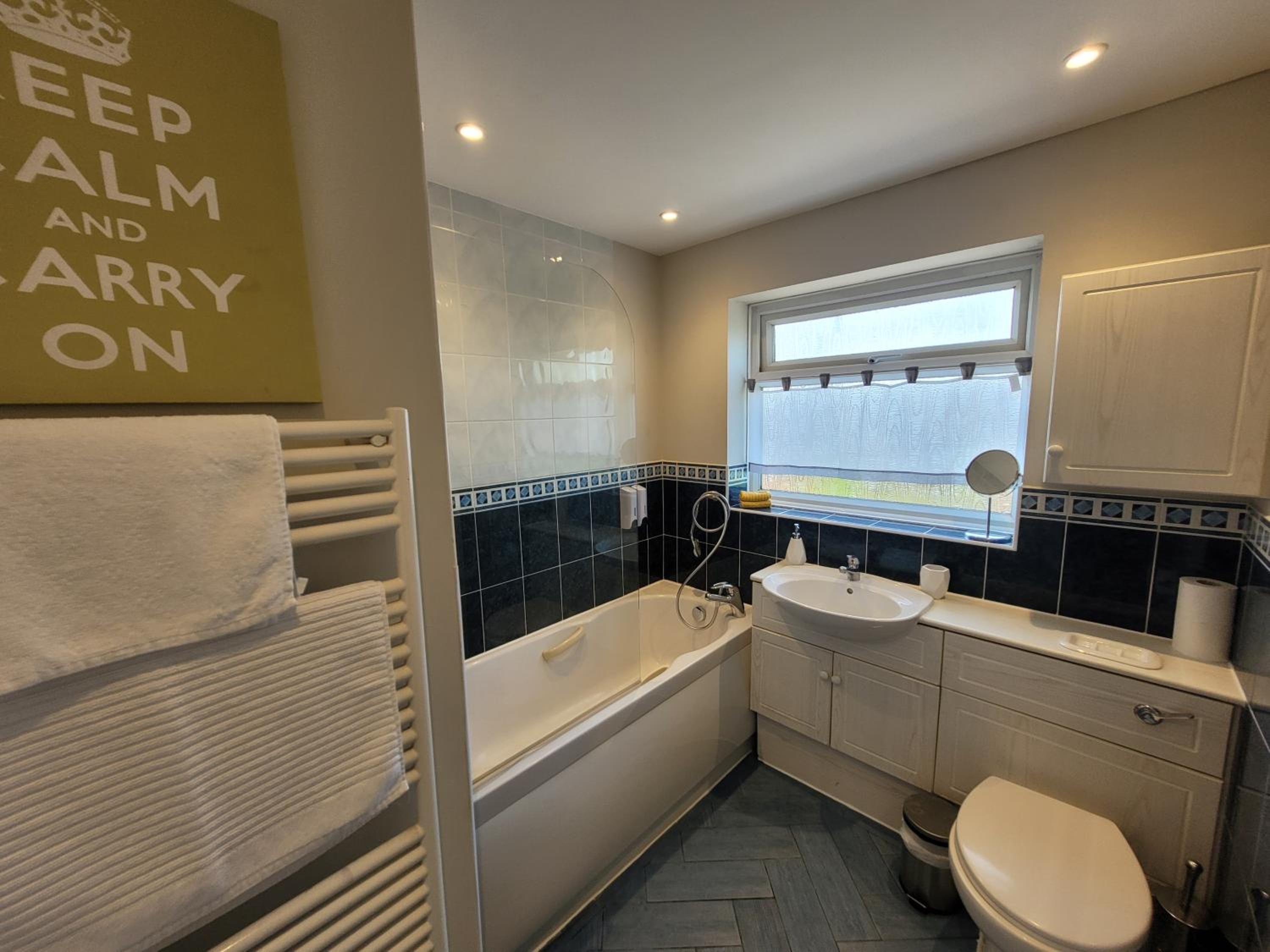 Lexden Contractor Base- Modern 4 bed with Parking, WiFi & Quick Access to Sites- Catchpole Stays view 4