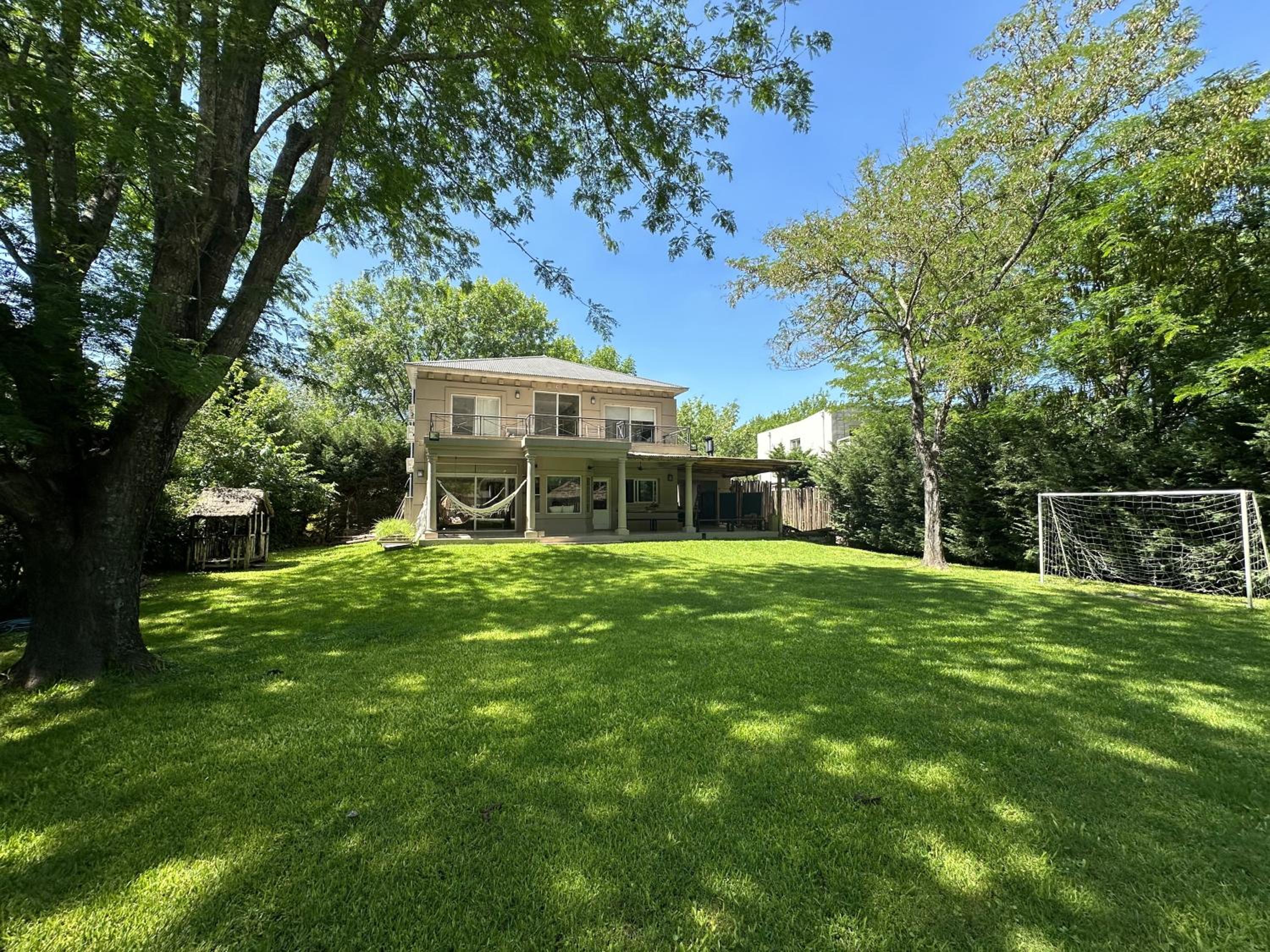 Excelente Casa en Country, Gran Parque y Piscina!