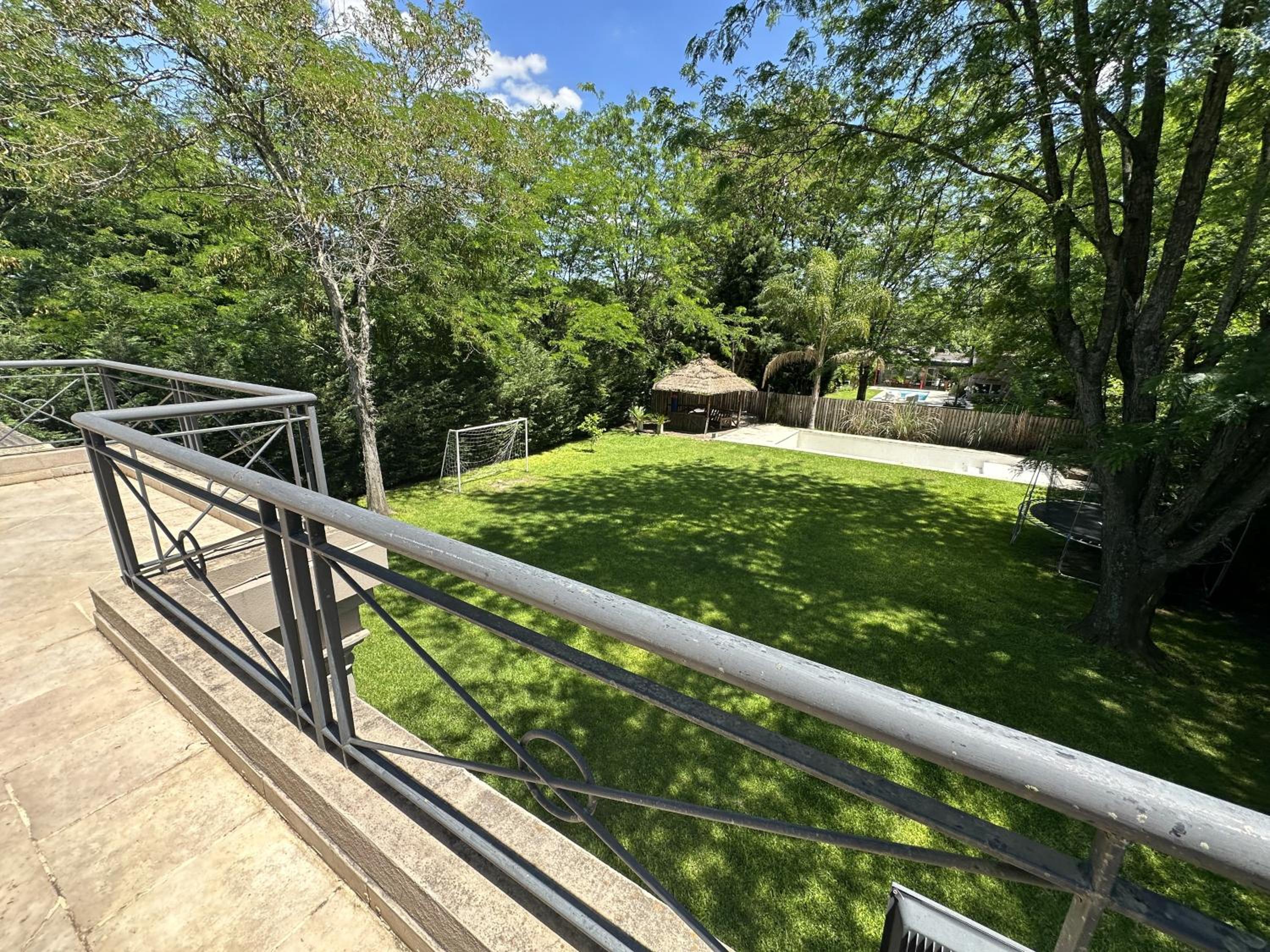 Excelente Casa en Country, Gran Parque y Piscina!