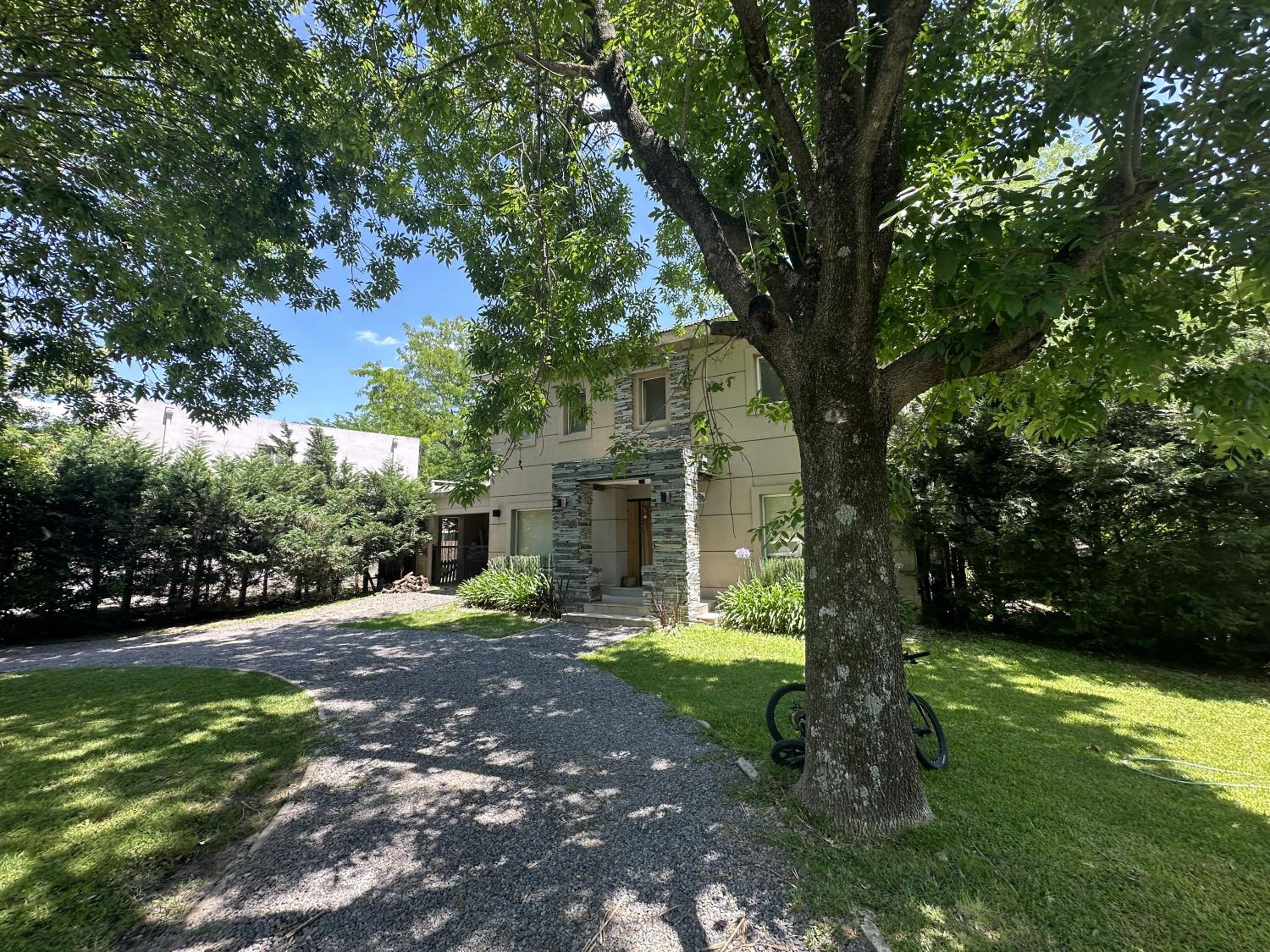 Excelente Casa en Country, Gran Parque y Piscina!
