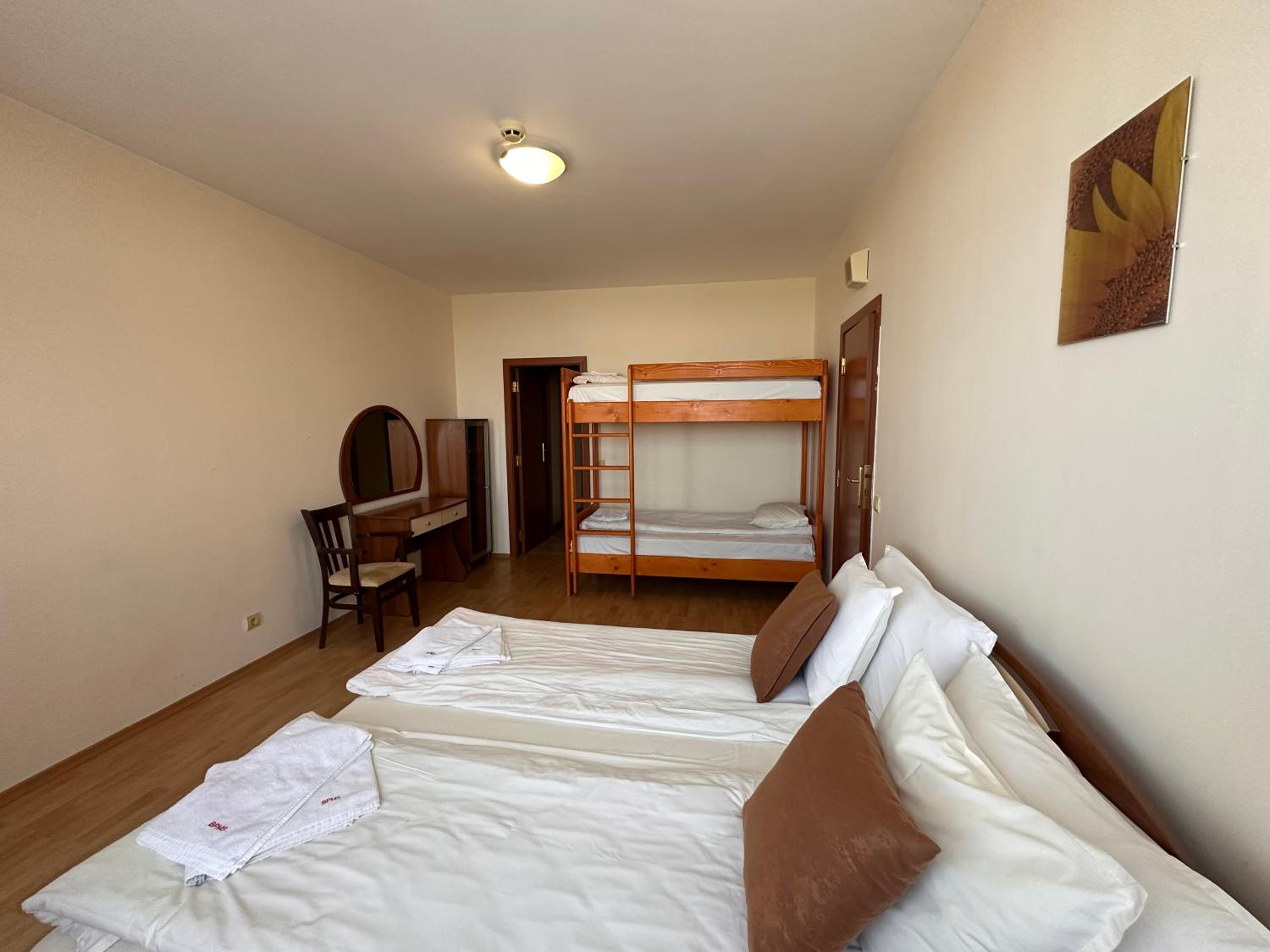 Large size apartment sleep 6 in Flora main building