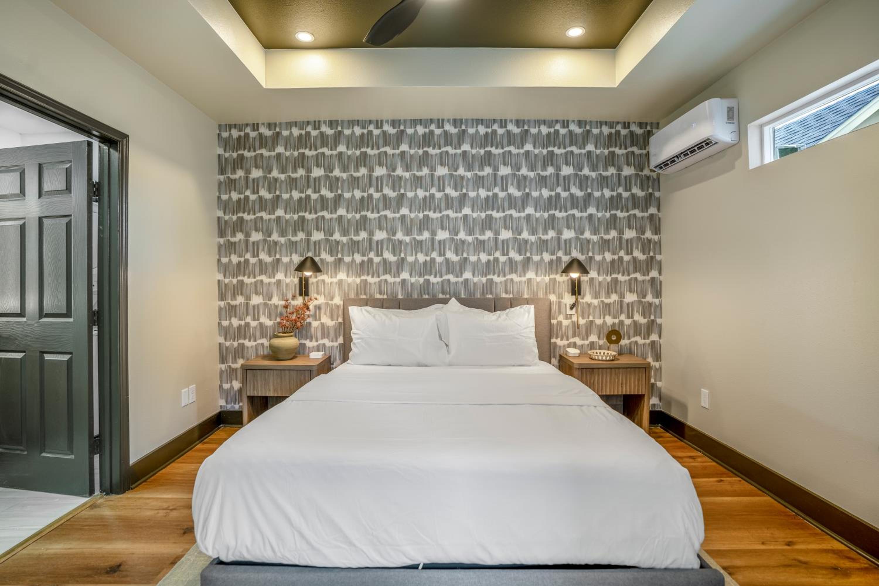 HTX Ultra Hotel Suite #2 view 5