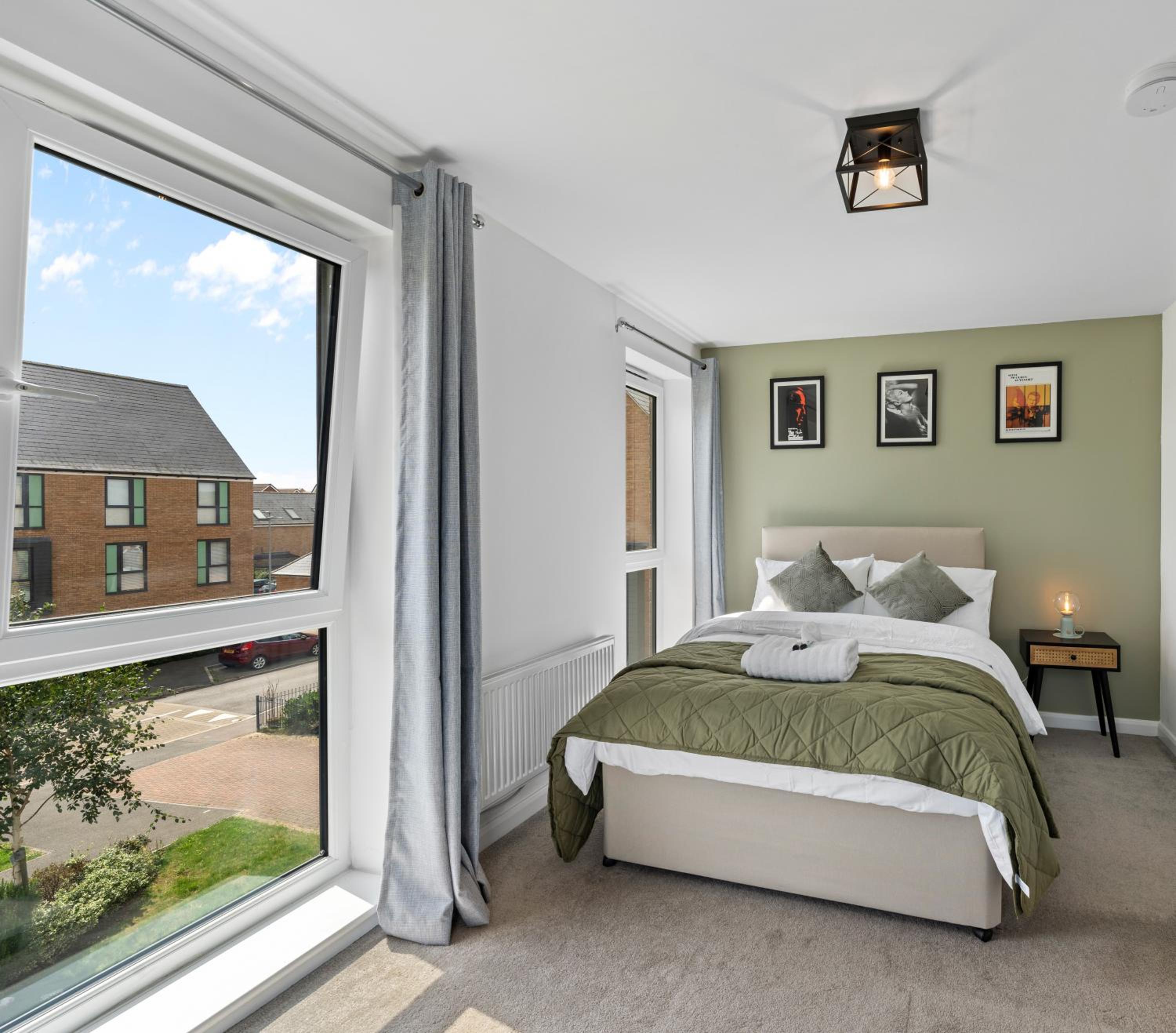 Elegant 4-Double Bedroom Townhouse, great for Holidays, Professionals and Contractors -The perfect stay away from home view 4