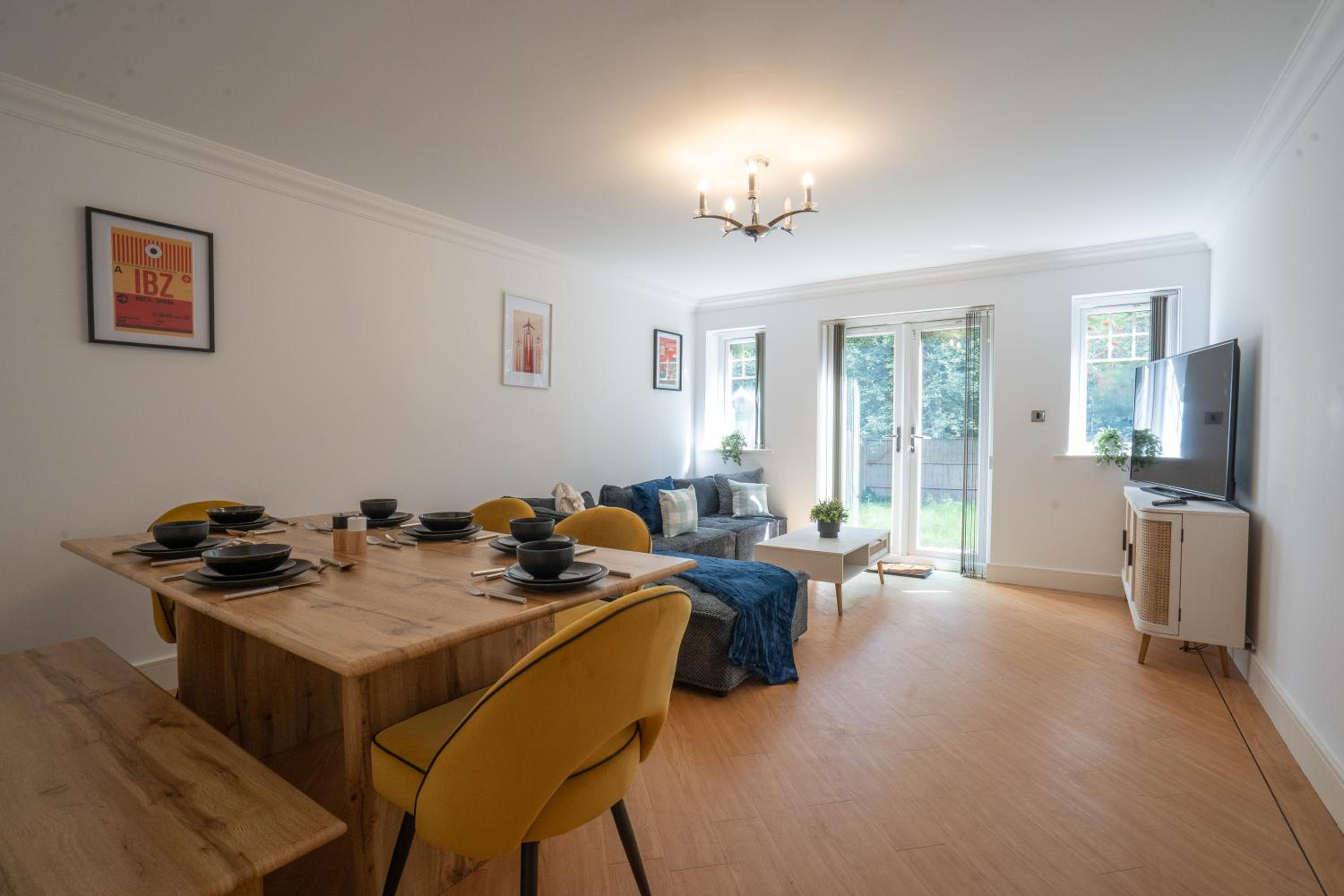 Emirates House, Luxe 5 Bed, with King sized Beds, next to Aiport & NEC, JLR 5 mins view 5
