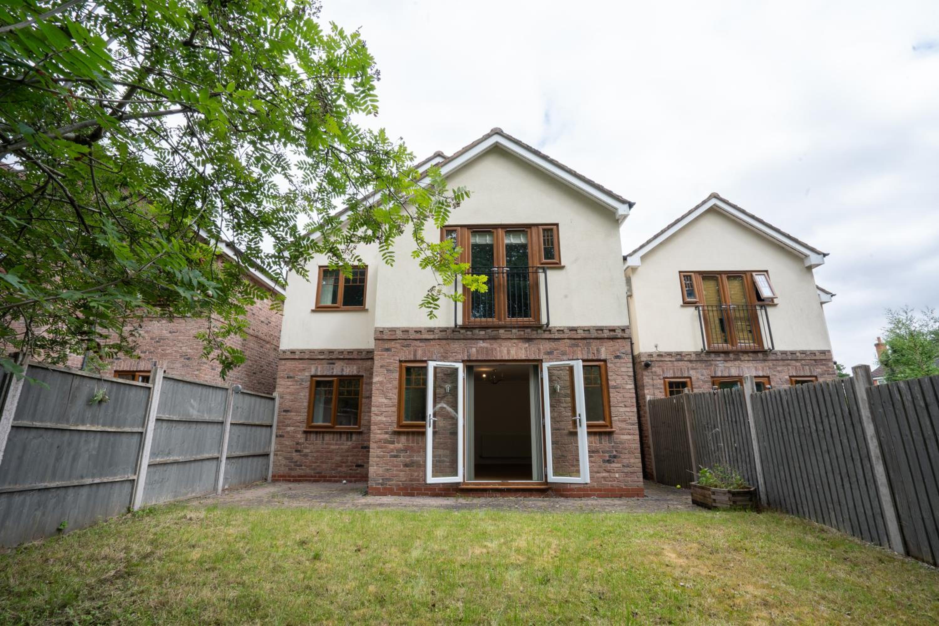 Emirates House, Luxe 5 Bed, with King sized Beds, next to Aiport & NEC, JLR 5 mins view 4