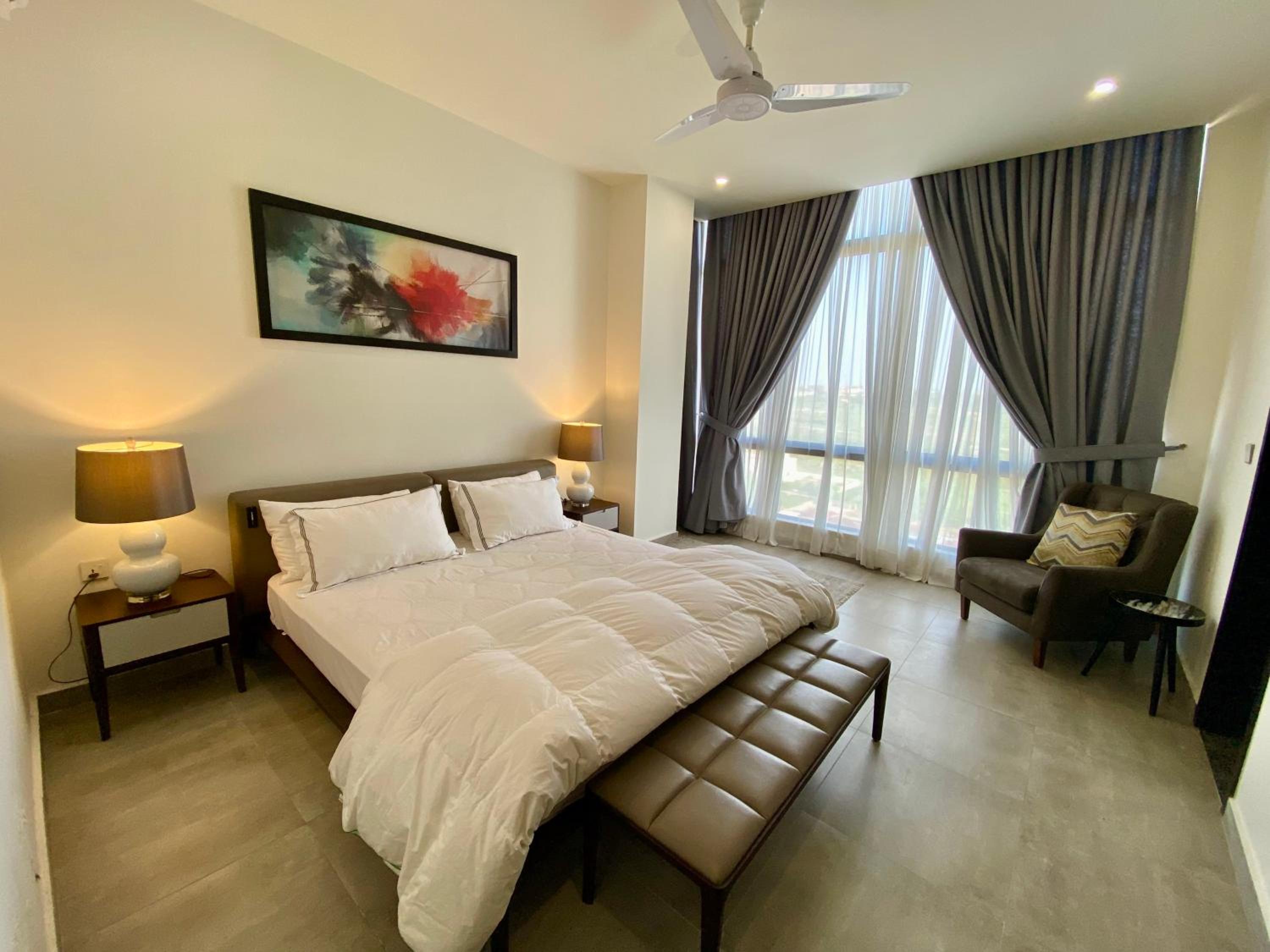Skypark One Gulberg - Apartments by Superhost