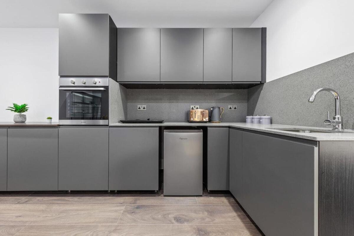 Stylish Studio Apt By Stay Smart Short Lets & Serviced Accommodation Woodstock With Free WiFi