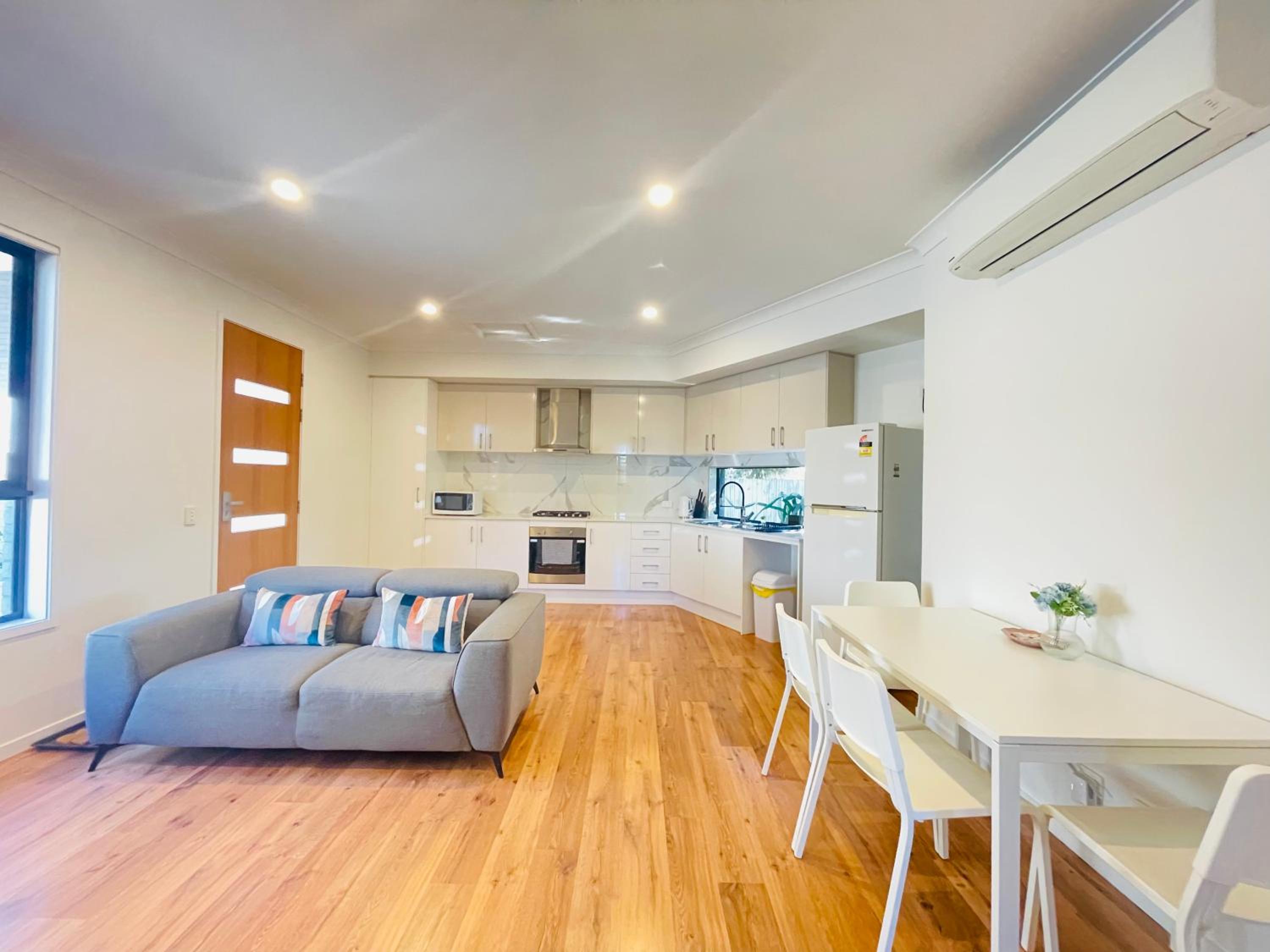 Modern 2 bedrooms House close to QEII hospital & Grifith Uni