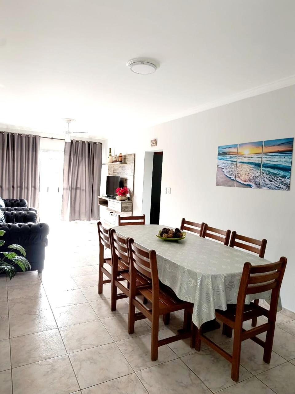 Apartamento com piscina, 300m da praia