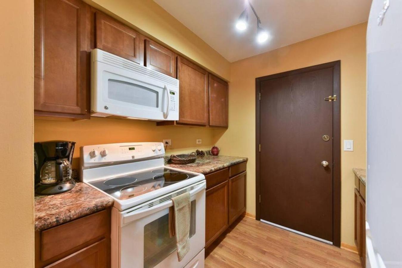 Mins from O'Hare • Safe Location • Private Parking photo 4