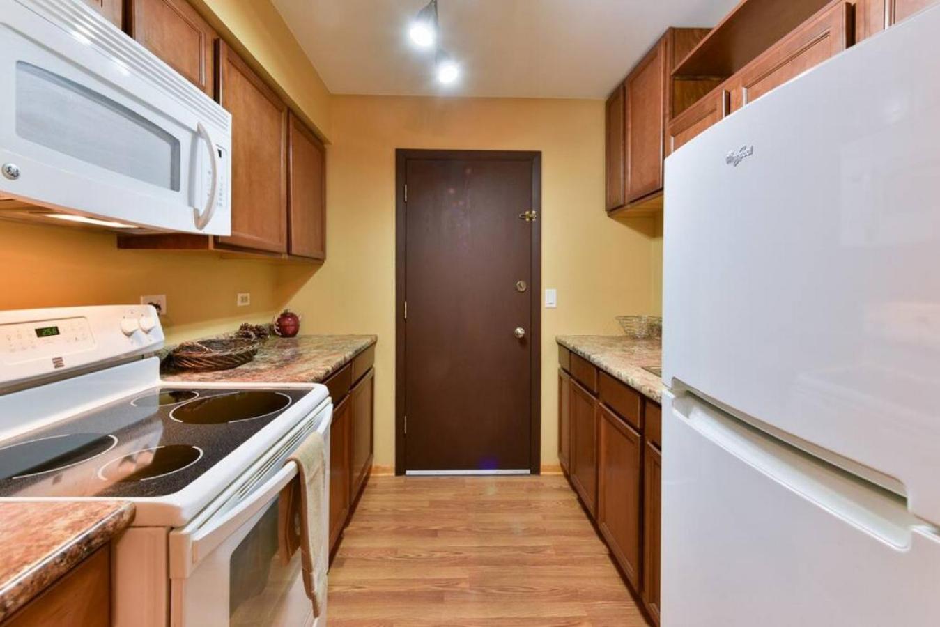 Mins from O'Hare • Safe Location • Private Parking photo 3