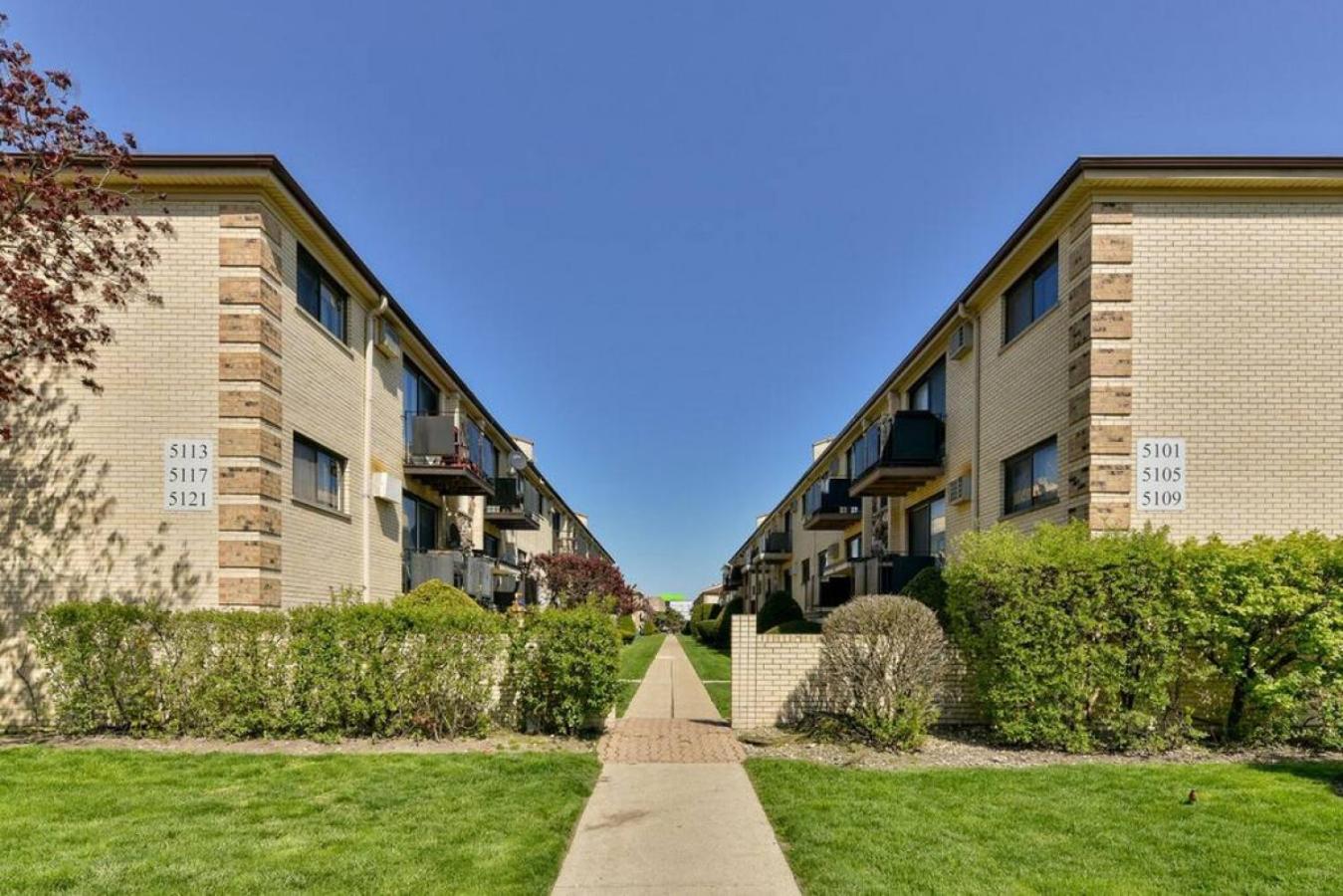 Luxurious Condo in Top Rated Neighborhood