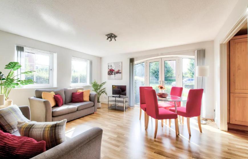 Bright & Modern Flat view 4