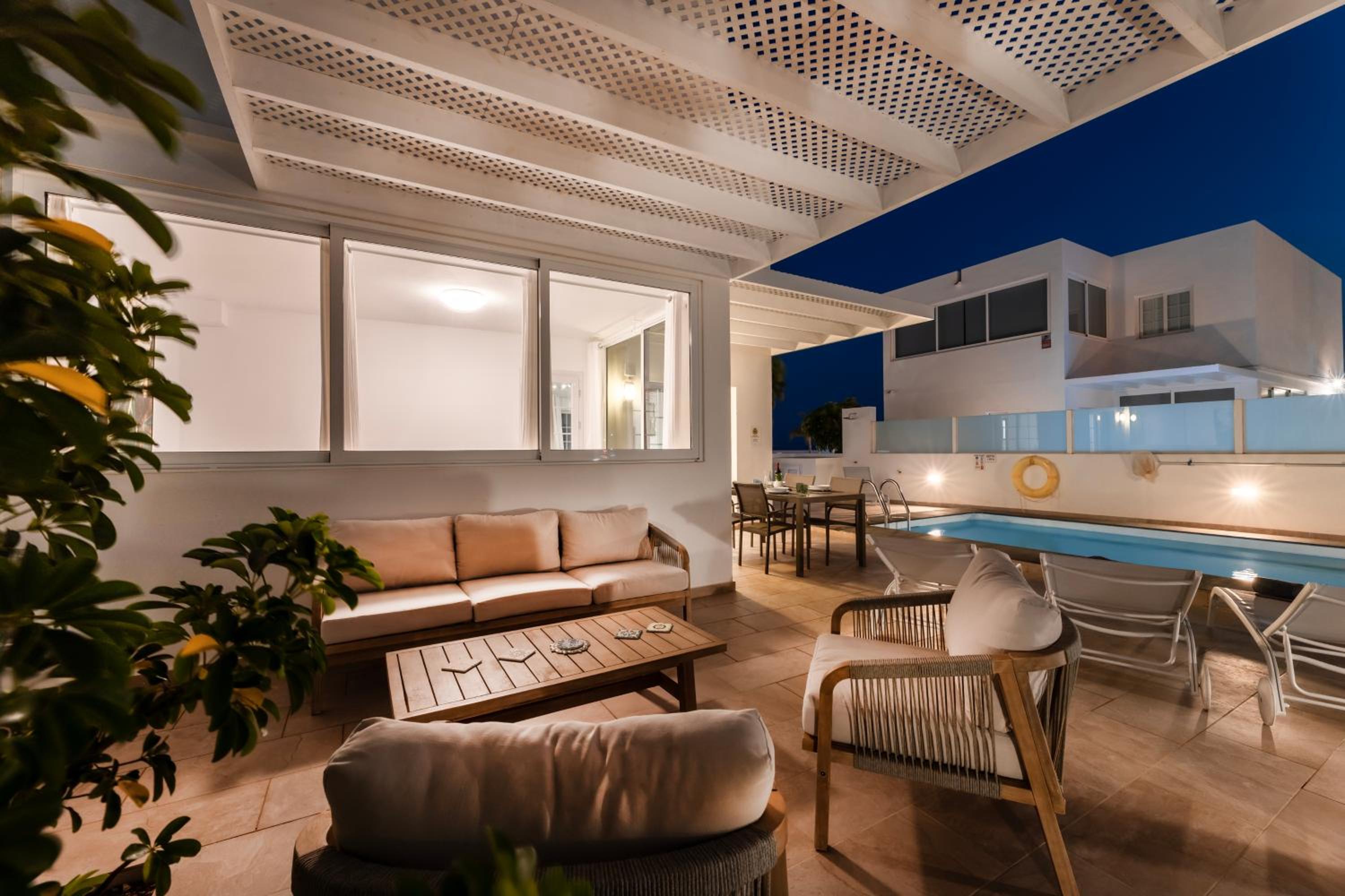 Villa Atlántica - Heated pool in Playa Blanca view 2