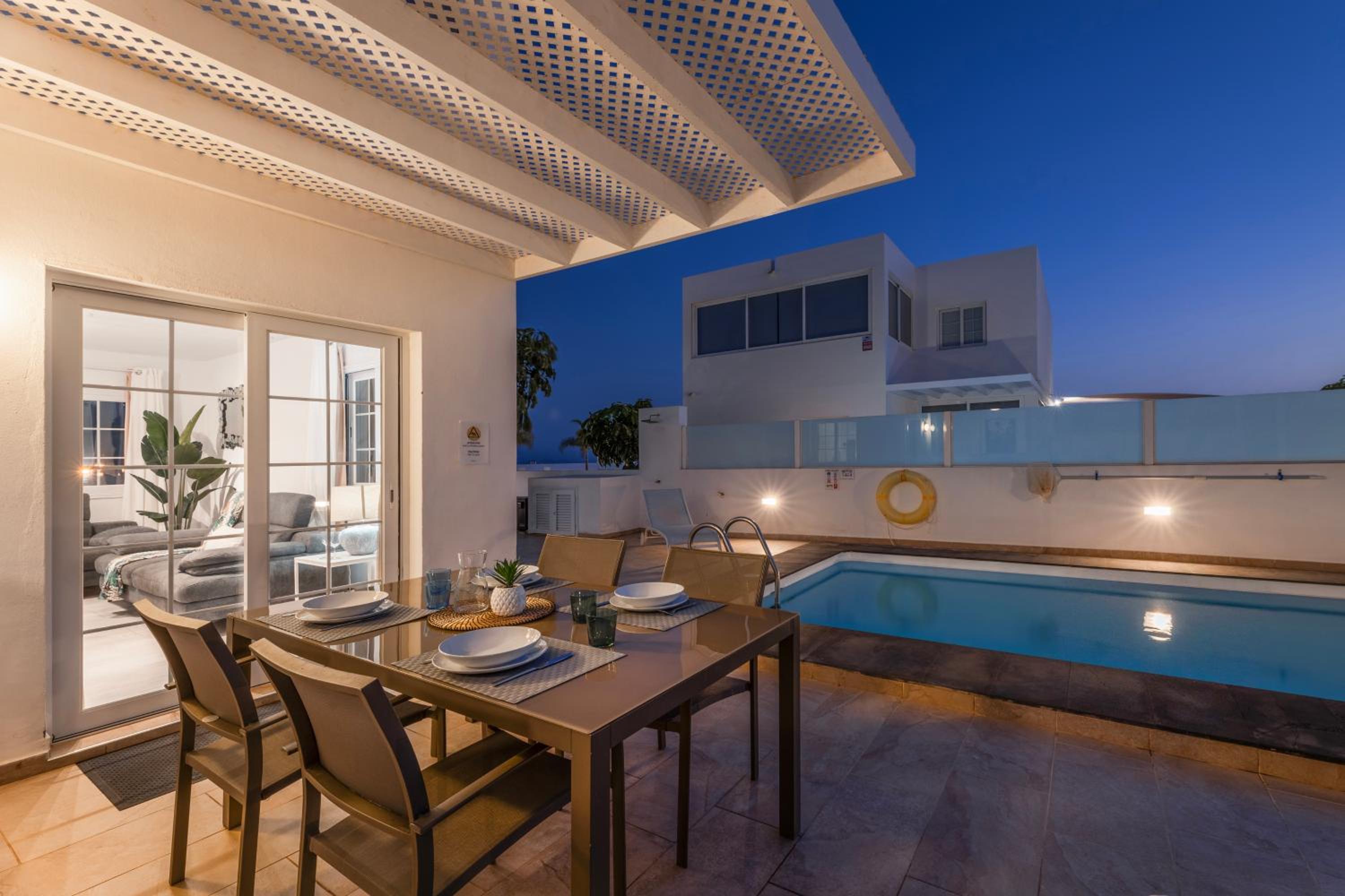 Villa Atlántica - Heated pool in Playa Blanca view 3