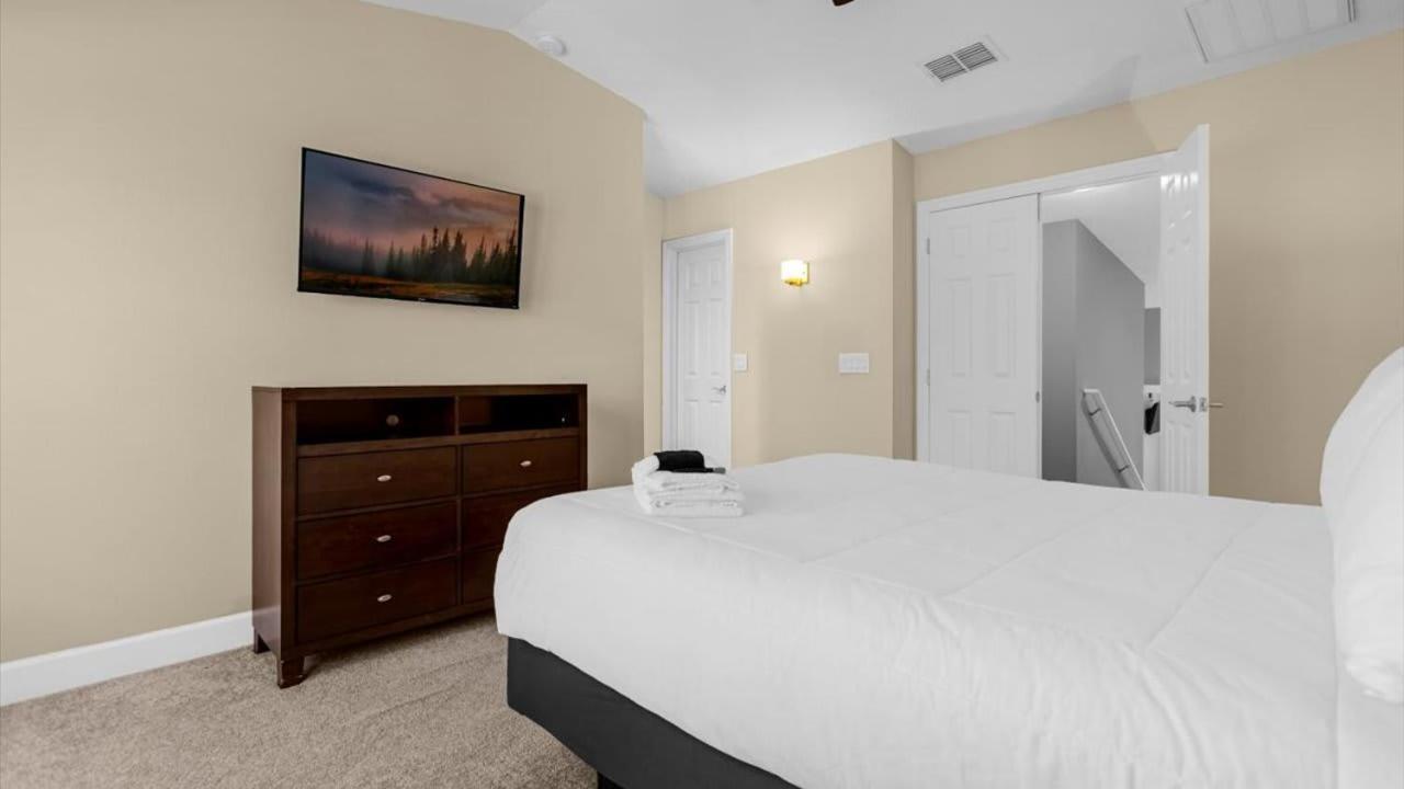 Two 4Bedroom units - 3 min away from Disney