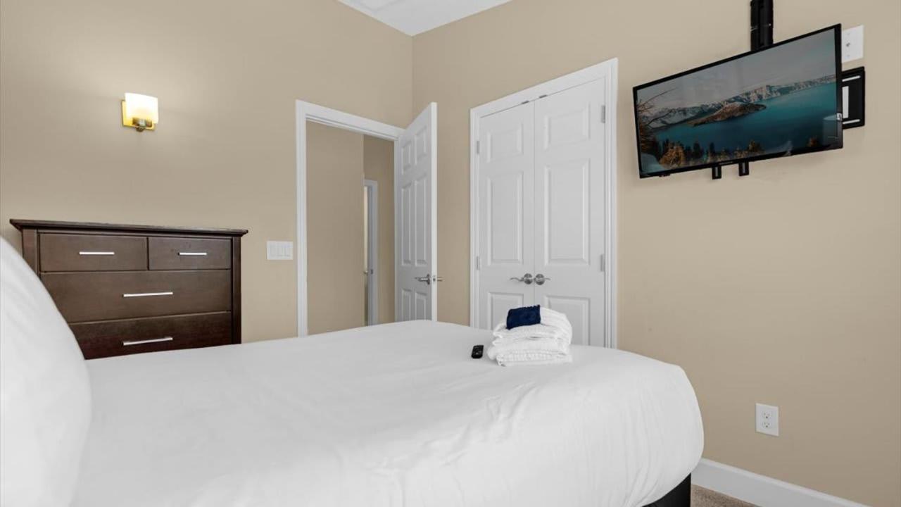 Two 4Bedroom units - 3 min away from Disney