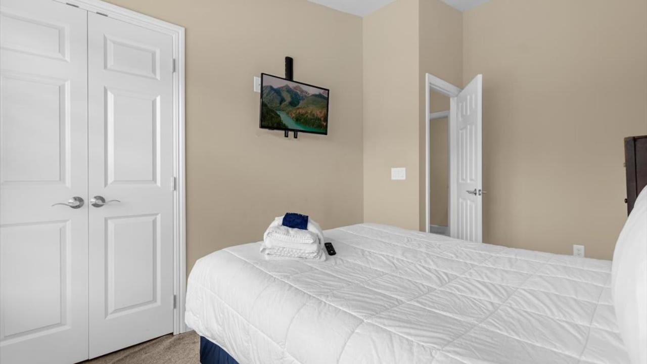 Two 4Bedroom units - 3 min away from Disney