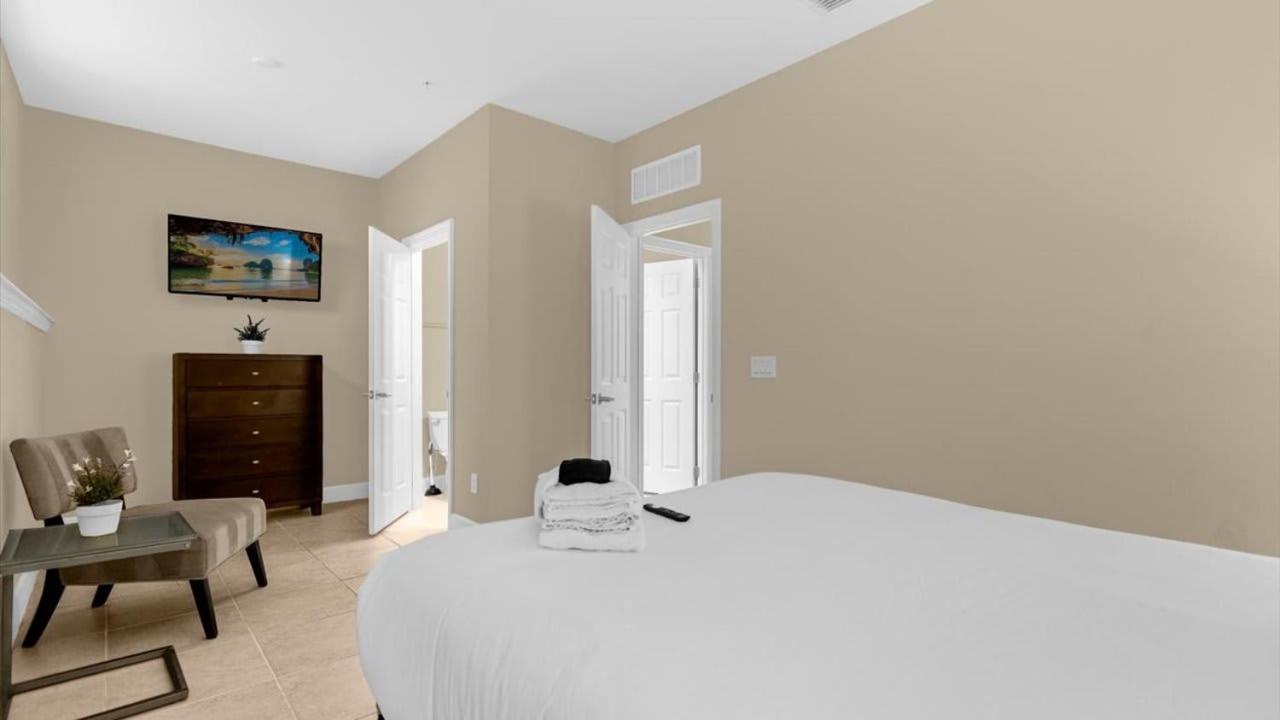 Two 4Bedroom units - 3 min away from Disney