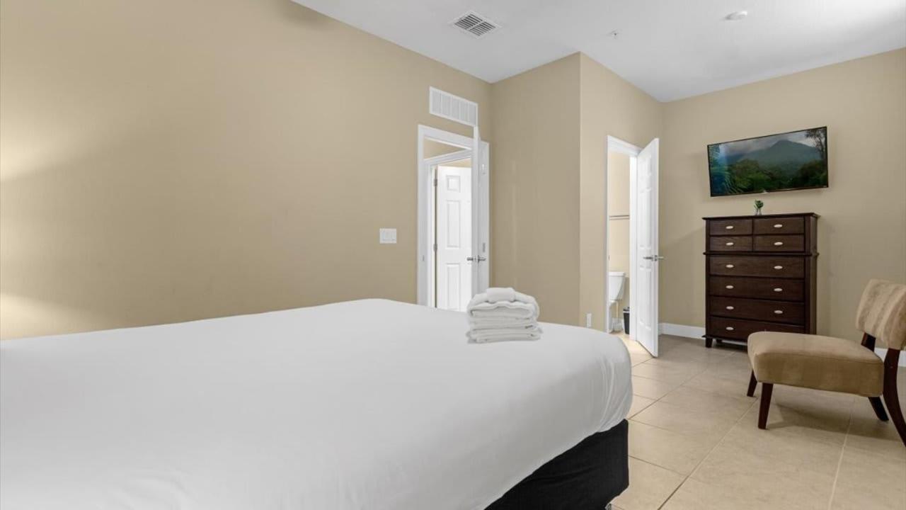 Two 4Bedroom units - 3 min away from Disney
