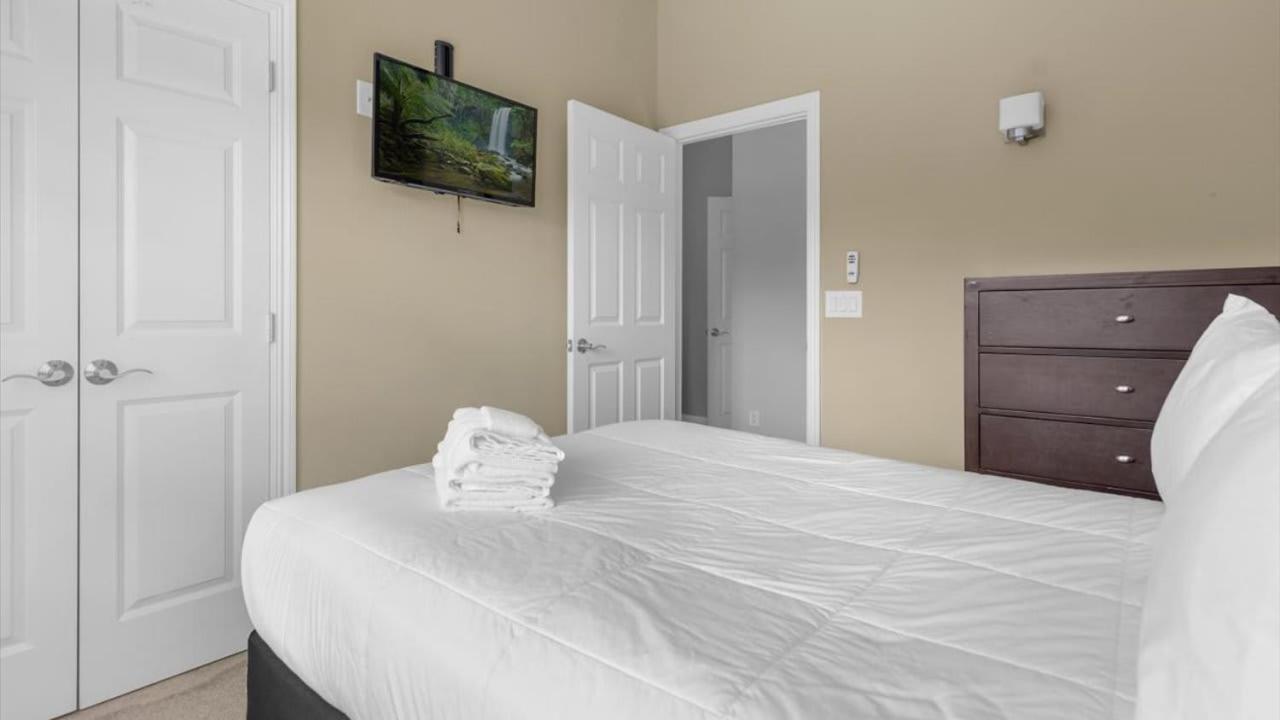 Two 4Bedroom units - 3 min away from Disney