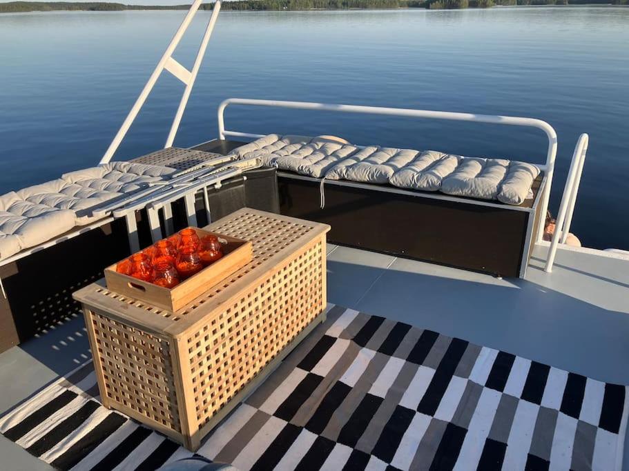 Tyylikäs jahti Vääksyn kanavan lähellä