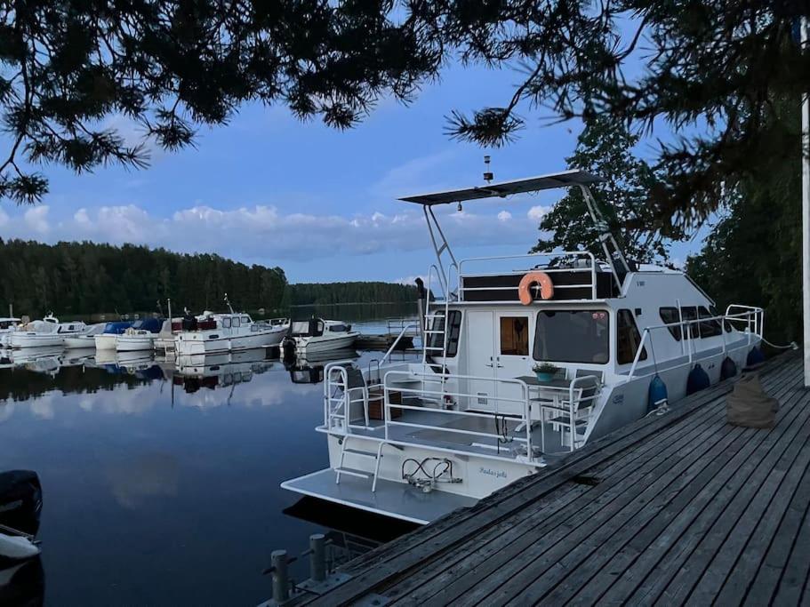 Tyylikäs jahti Vääksyn kanavan lähellä