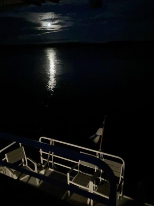 Tyylikäs jahti Vääksyn kanavan lähellä