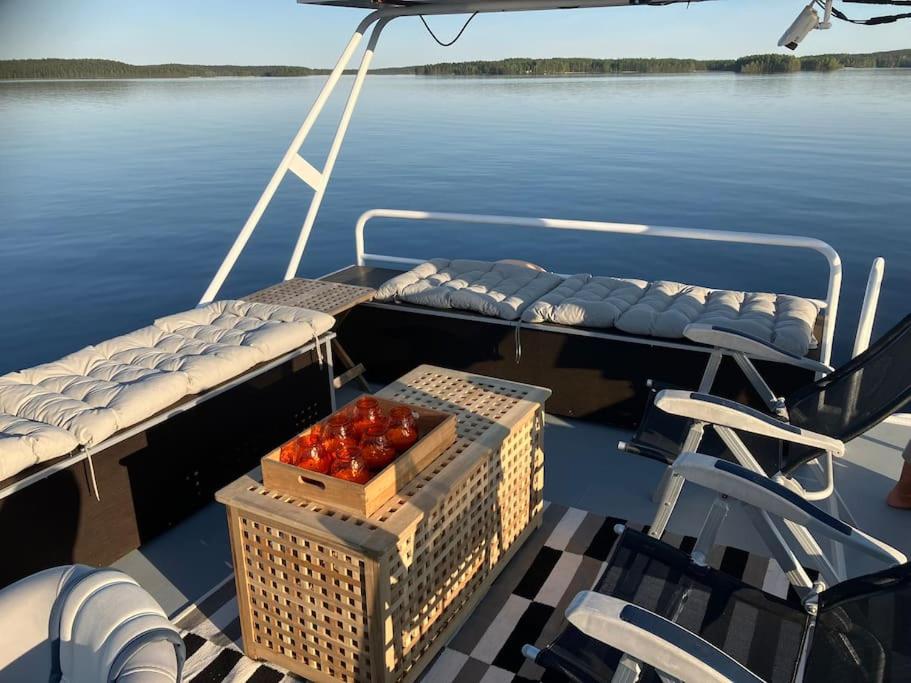 Tyylikäs jahti Vääksyn kanavan lähellä