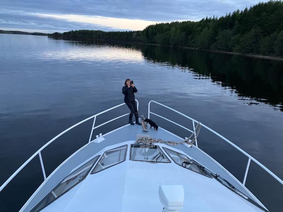 Tyylikäs jahti Vääksyn kanavan lähellä