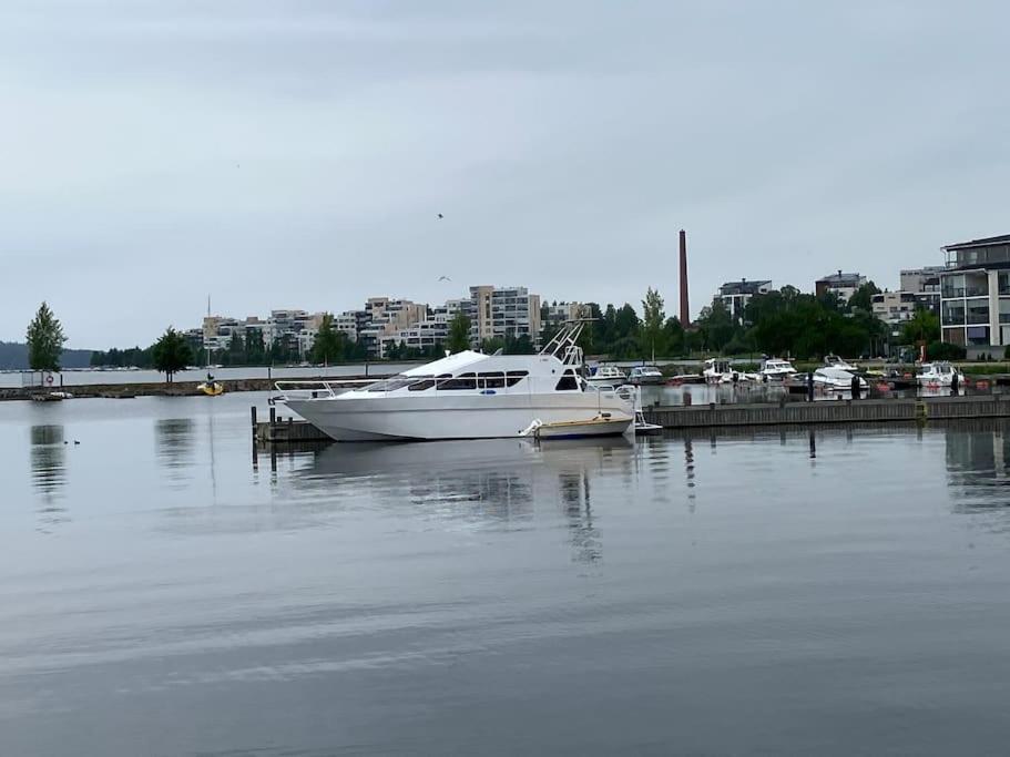 Tyylikäs jahti Vääksyn kanavan lähellä
