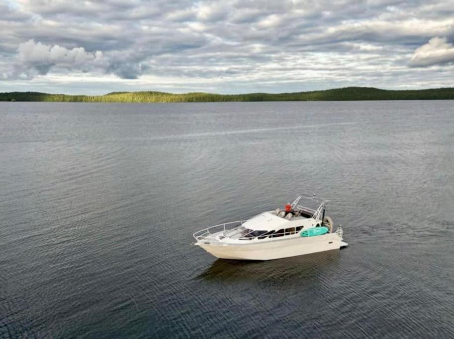 Tyylikäs jahti Vääksyn kanavan lähellä