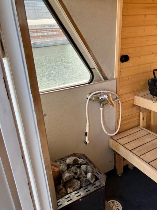 Tyylikäs jahti Vääksyn kanavan lähellä